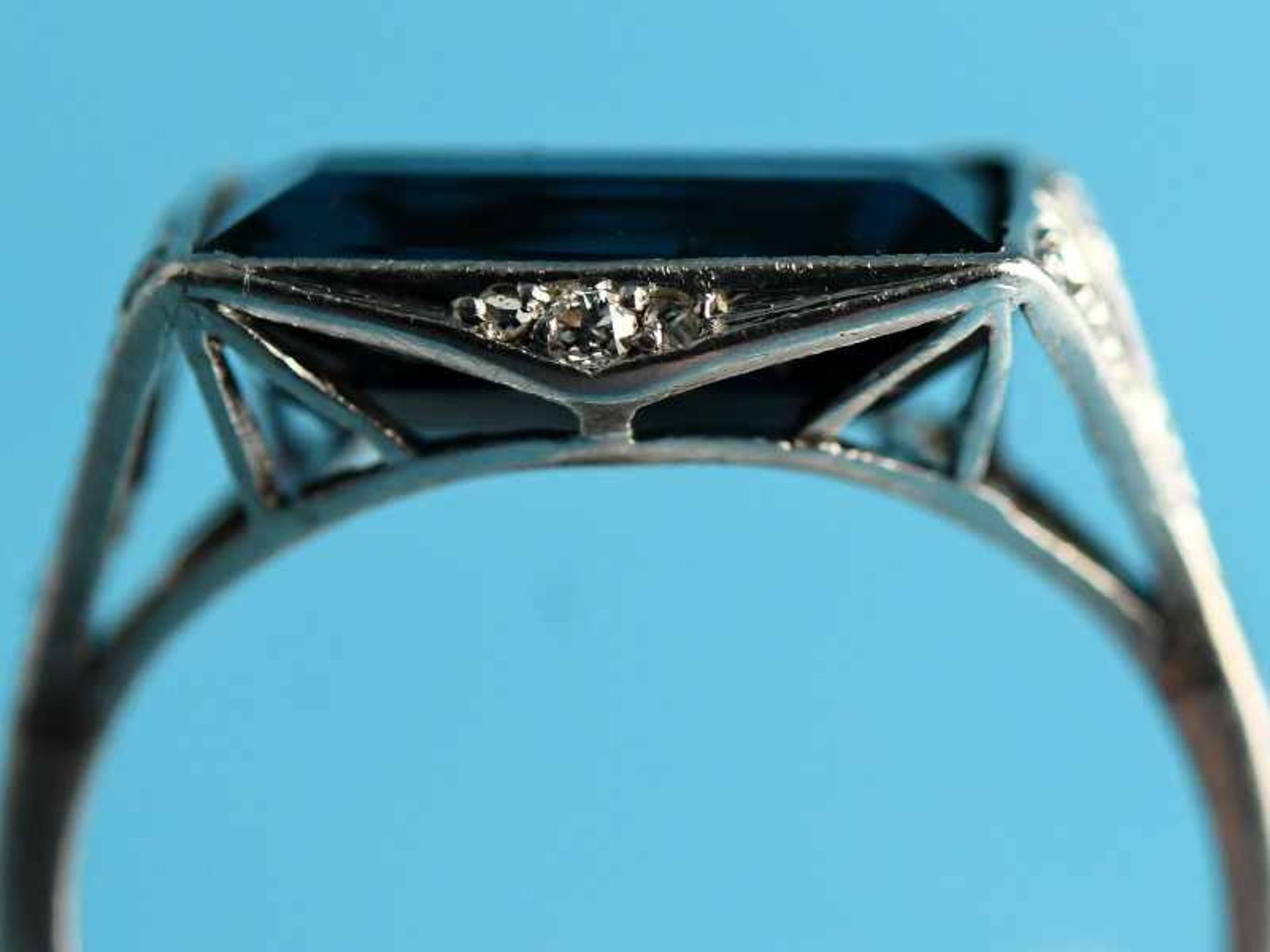 Ring mit Saphir in hochwertiger Qualität ca. 3,1 ct und 6 kleinen Diamantrosen, zusammen ca. 0,02 - Image 3 of 5
