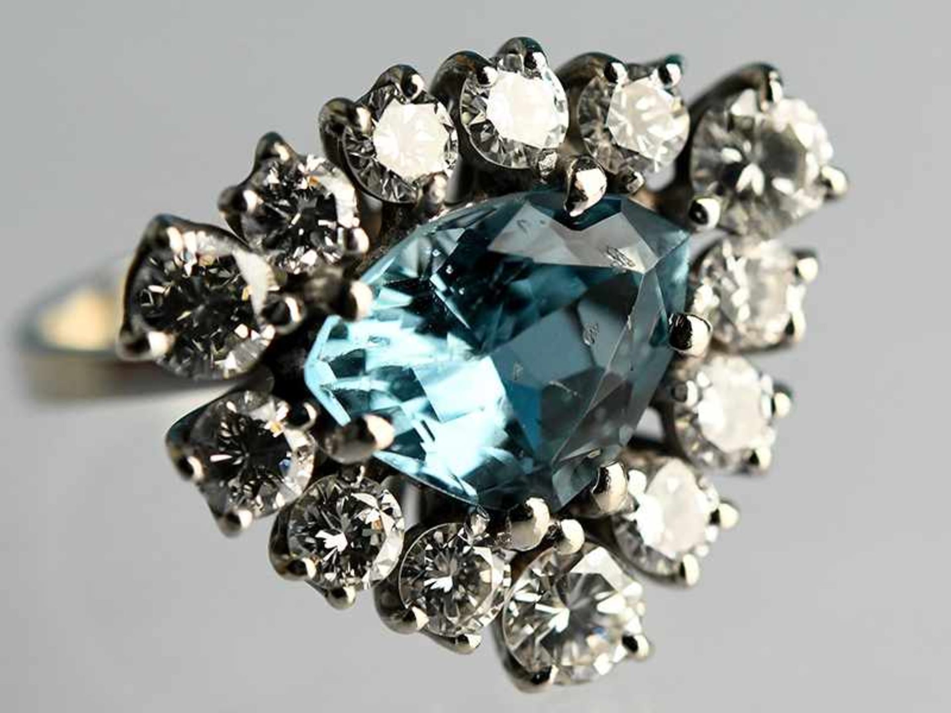 Ring mit Aquamarin ca. 1,2 ct und 13 Brillanten, zusammen ca. 1,5 ct, Goldschmiedearbeit aus den