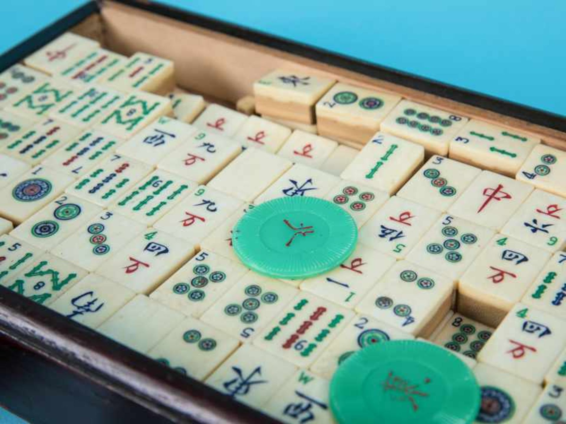 Holzkasten mit Mahjong-Spiel, China, 20. Jh. Holzschatulle, rötlich gebeizt, auf dem Schiebe- - Bild 3 aus 3