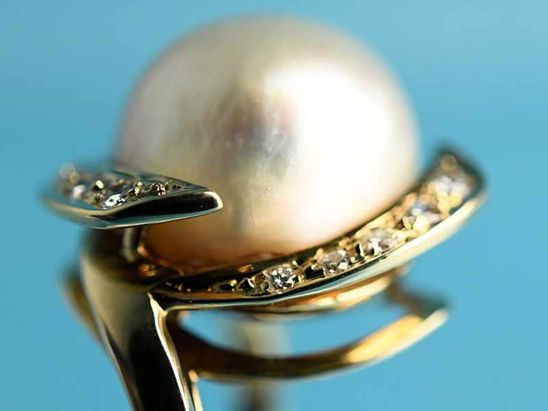 Ring mit Perle und 10 Brillanten, zusamman ca. 0,14 ct, 20. Jh. 585/- Gelbgold. Gesamtgewicht ca. - Image 2 of 4