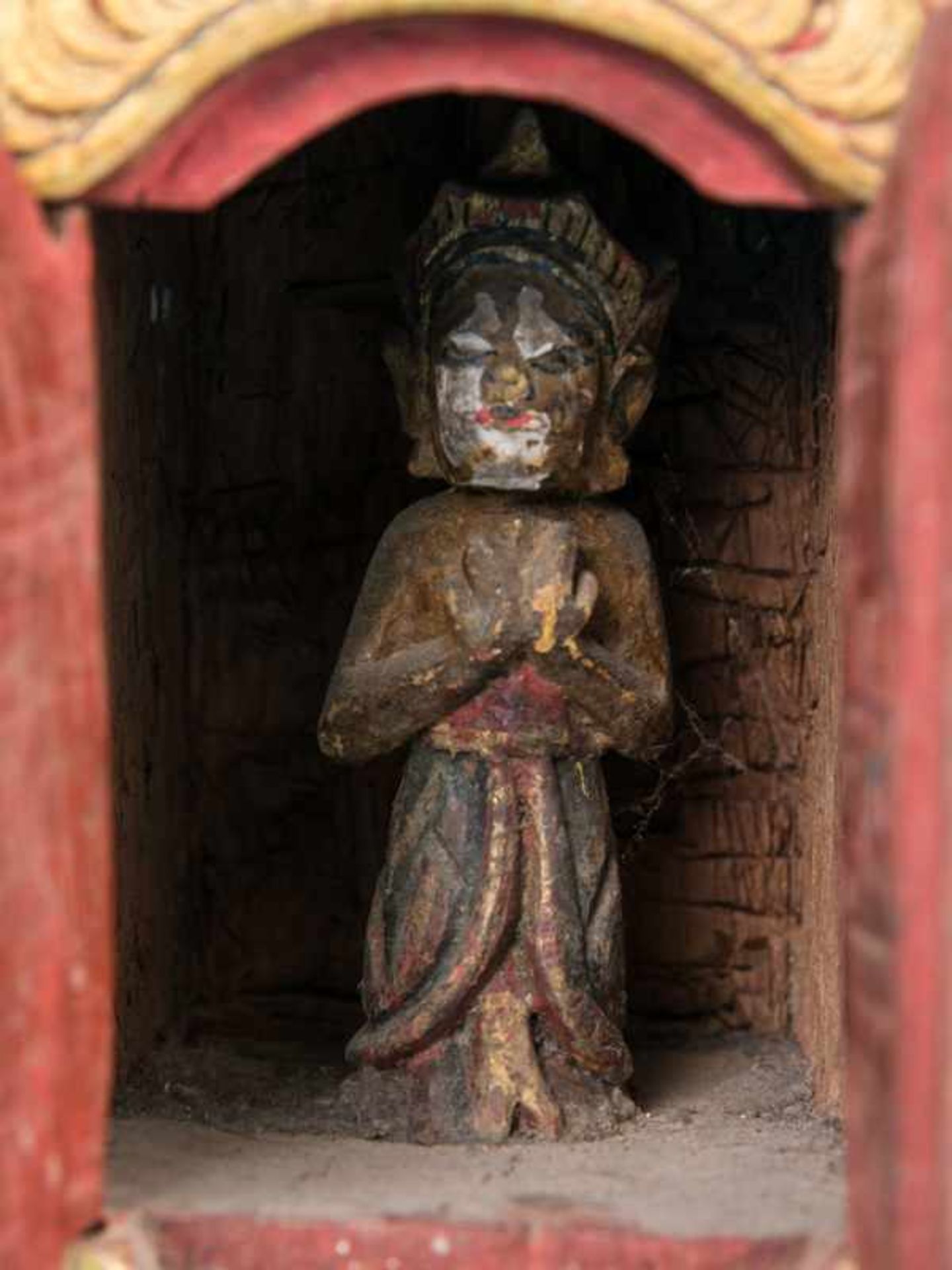 Paar schreinartige Reisealtar-Gehäuse mit je 1 Figur, wohl Thailand, 19./20. Jh. Holz, geschnitzt - Bild 4 aus 7