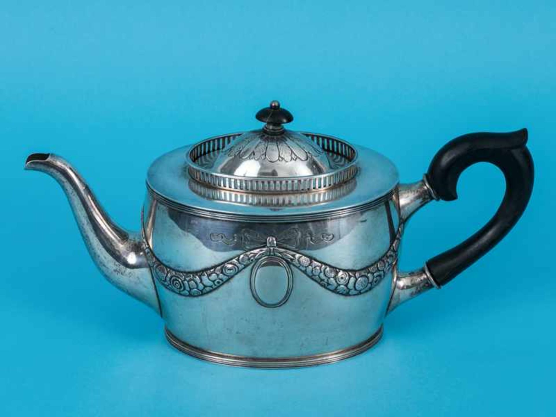 Teekanne im Louis-Seize-Stil, Kopenhagen (Dänemark), 1903. Silber, Gesamtgewicht ca. 579 g; ovale