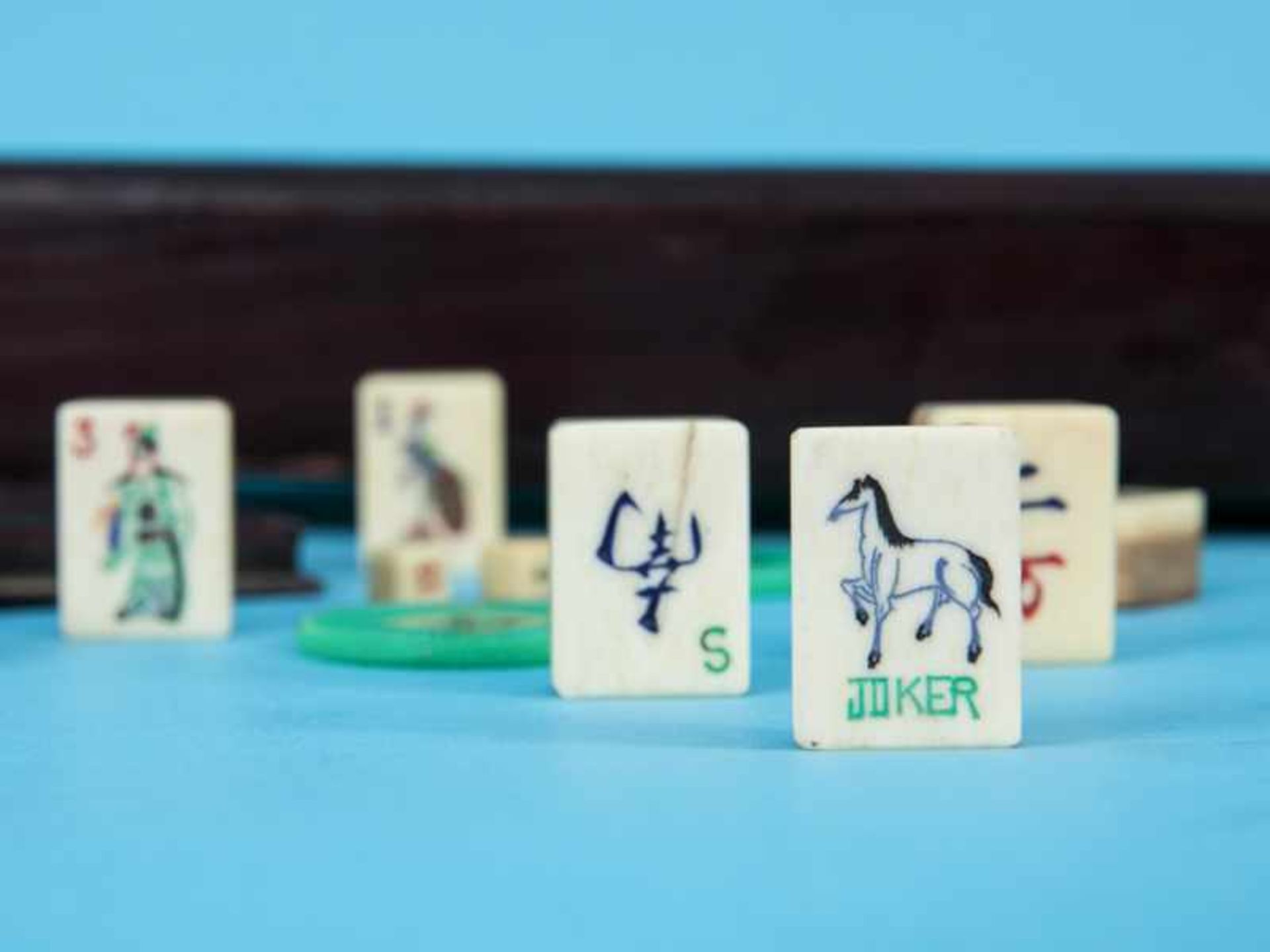 Holzkasten mit Mahjong-Spiel, China, 20. Jh. Holzschatulle, rötlich gebeizt, auf dem Schiebe- - Bild 2 aus 3