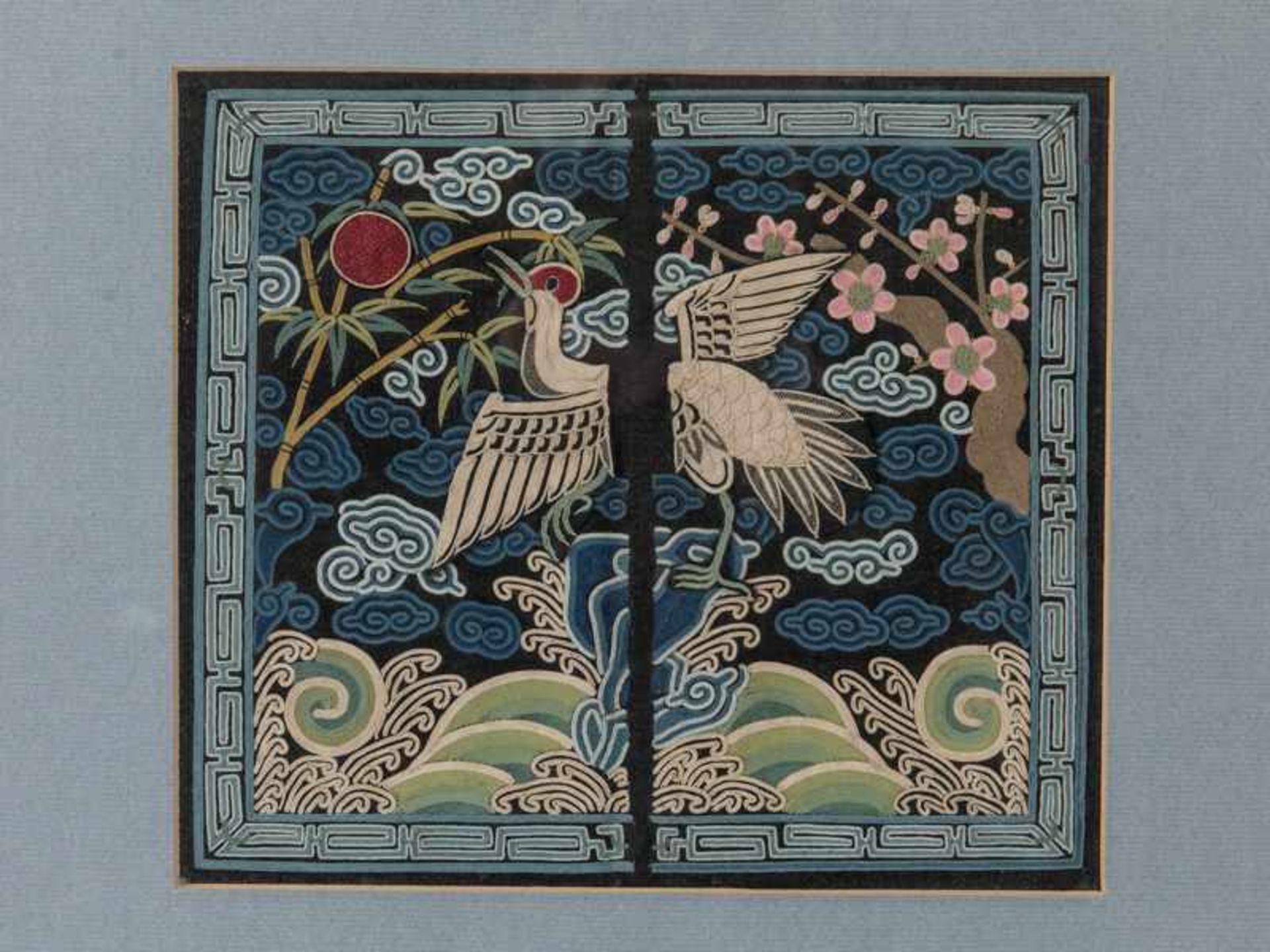 Gerahmte Bild-Stickerei "Phönixvogel mit Sonne, Bambus und Kirschblütengeäst", China, um 1900.
