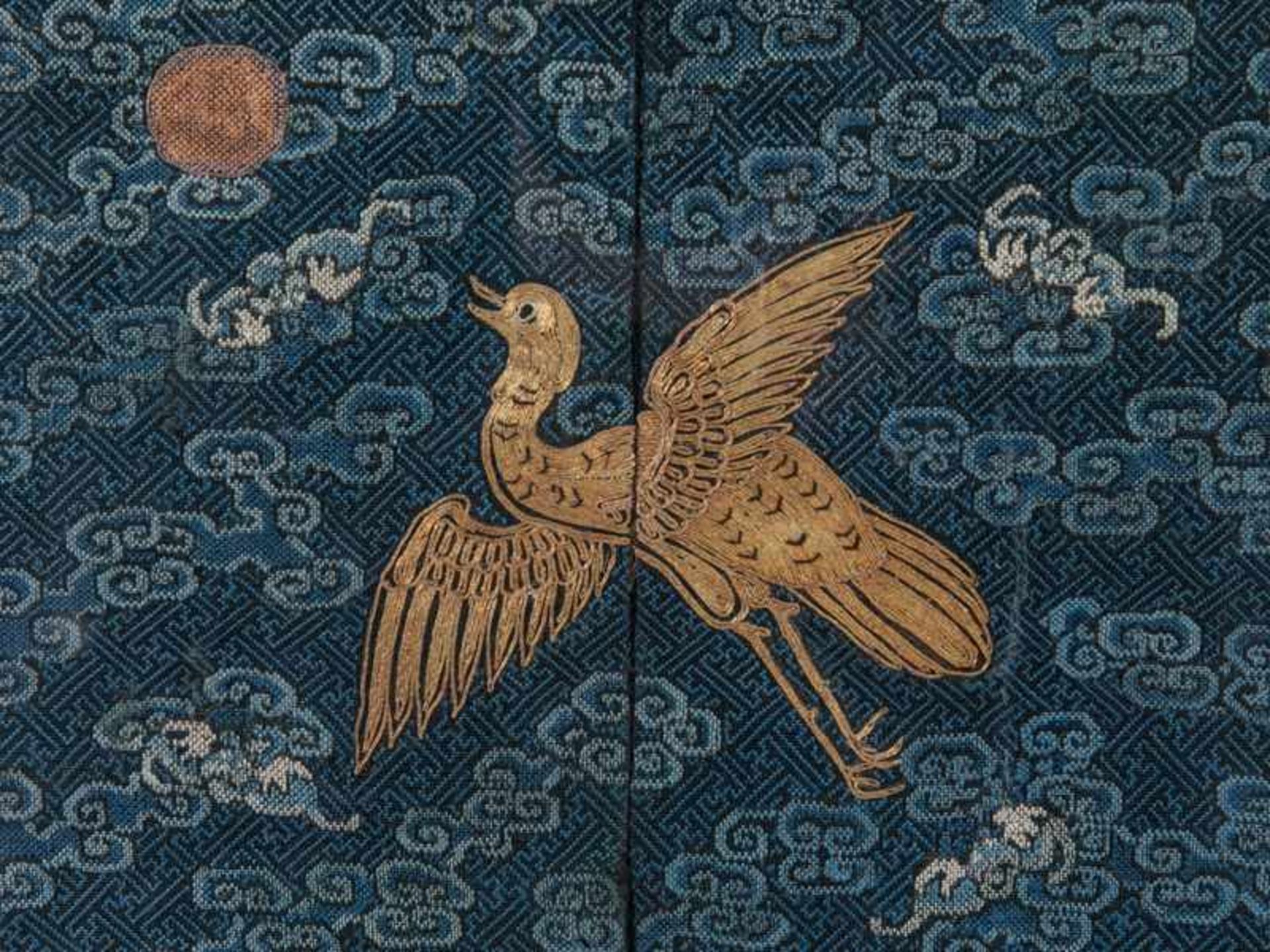 Gerahmte Bild-Stickerei "Phönixvogel mit Sonne", China, um 1900. Seidengewebe mit goldfarbigen - Bild 2 aus 2
