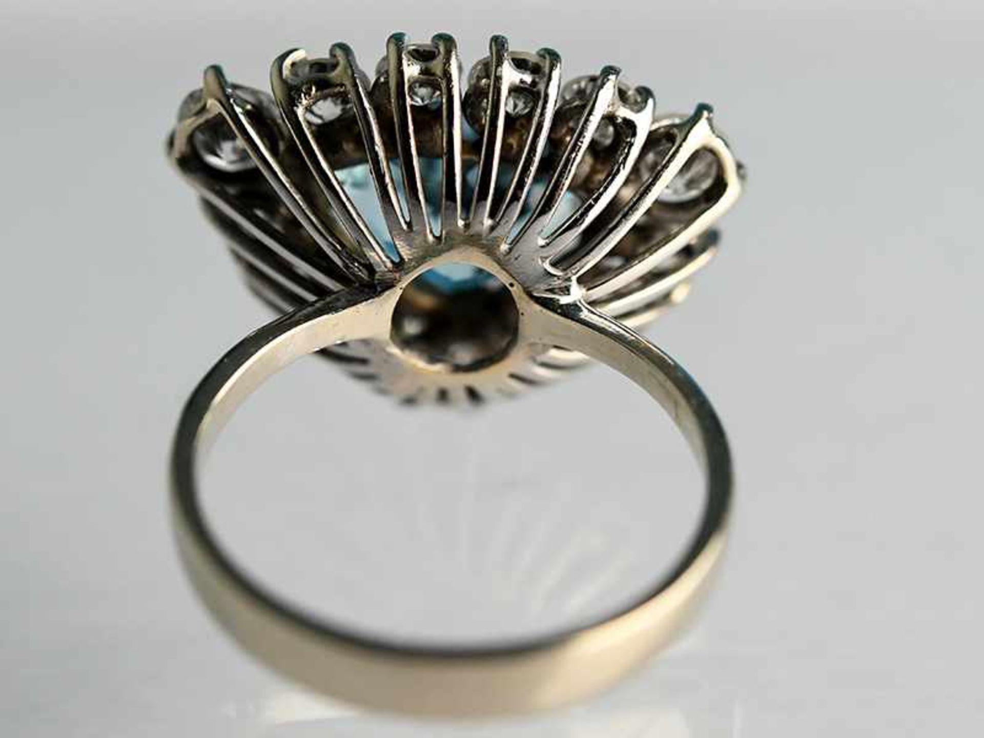 Ring mit Aquamarin ca. 1,2 ct und 13 Brillanten, zusammen ca. 1,5 ct, Goldschmiedearbeit aus den - Image 3 of 3
