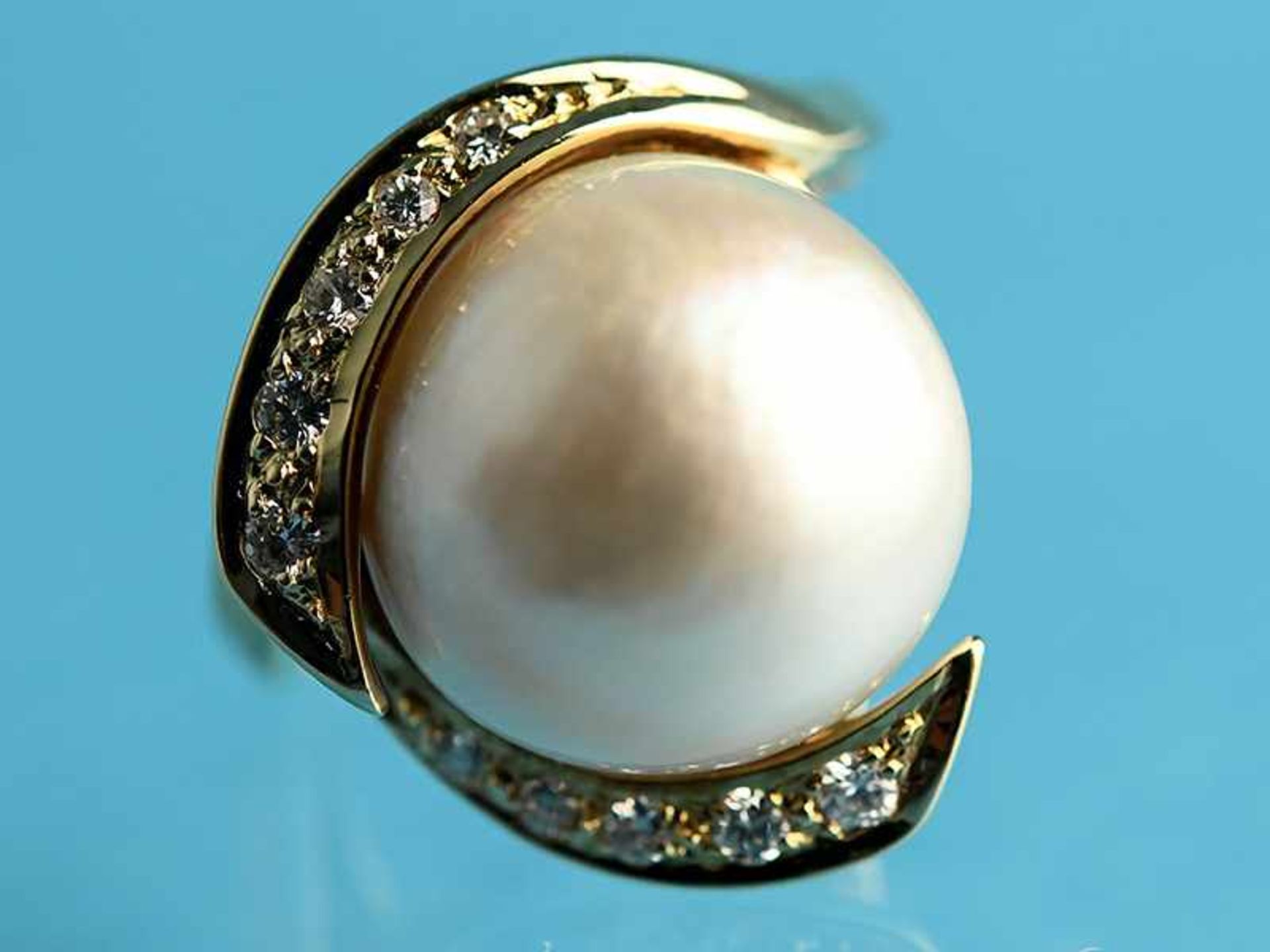 Ring mit Perle und 10 Brillanten, zusamman ca. 0,14 ct, 20. Jh. 585/- Gelbgold. Gesamtgewicht ca.