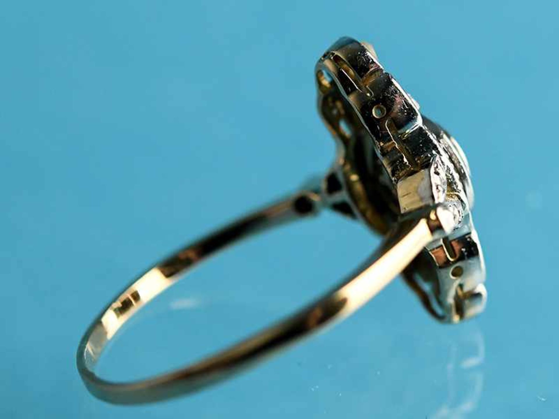 Ring mit Altschliff-Diamant und 12 Diamantrosen, zusammen ca. 0,15 ct, Art Deco 585/- Gelbgold und - Bild 2 aus 2