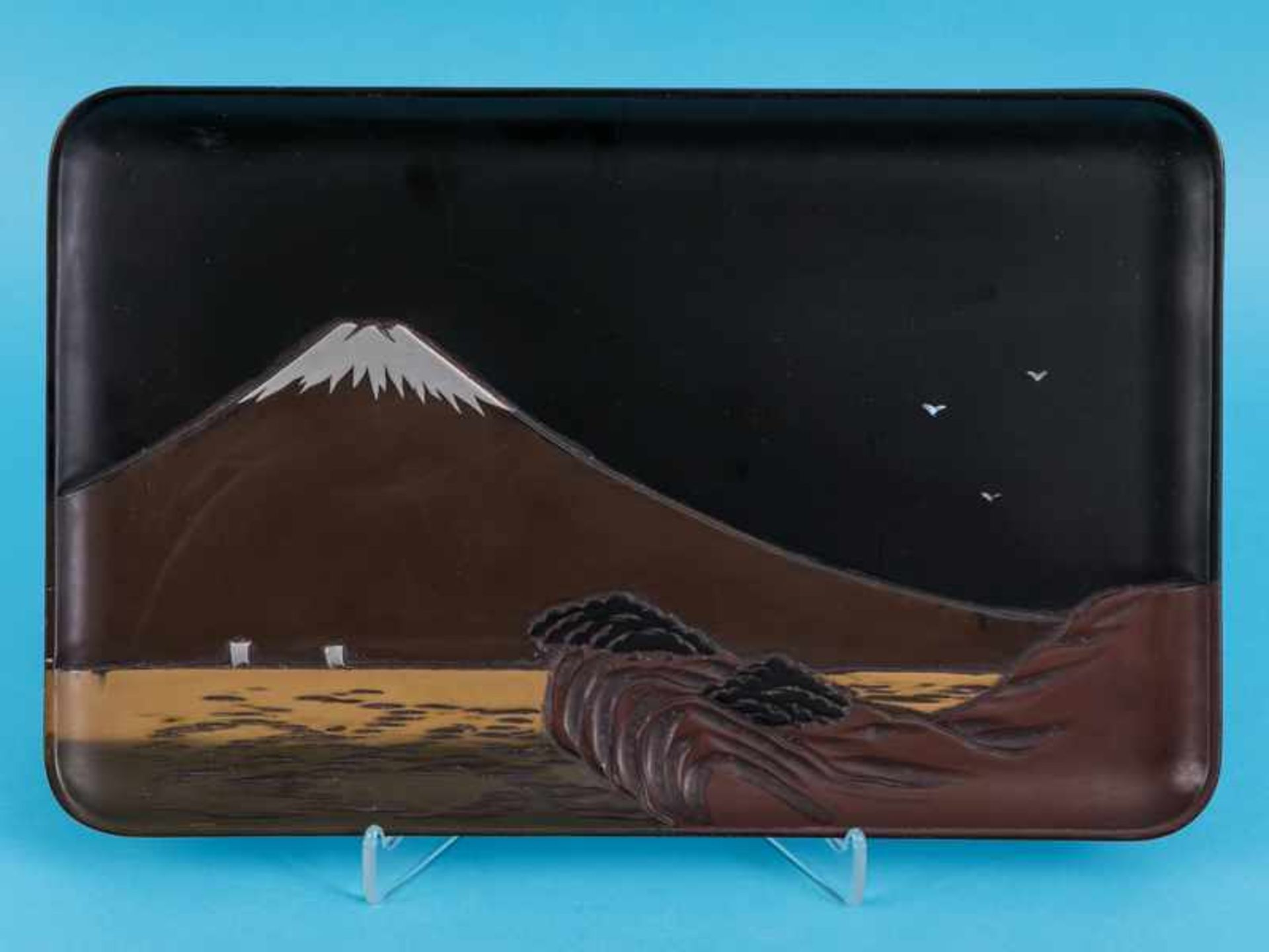 Lacktablett mit Fujiyama-Motiv, Japan, Anfang 20. Jh. Verschiedenfarbige reliefierte Lackarbeit