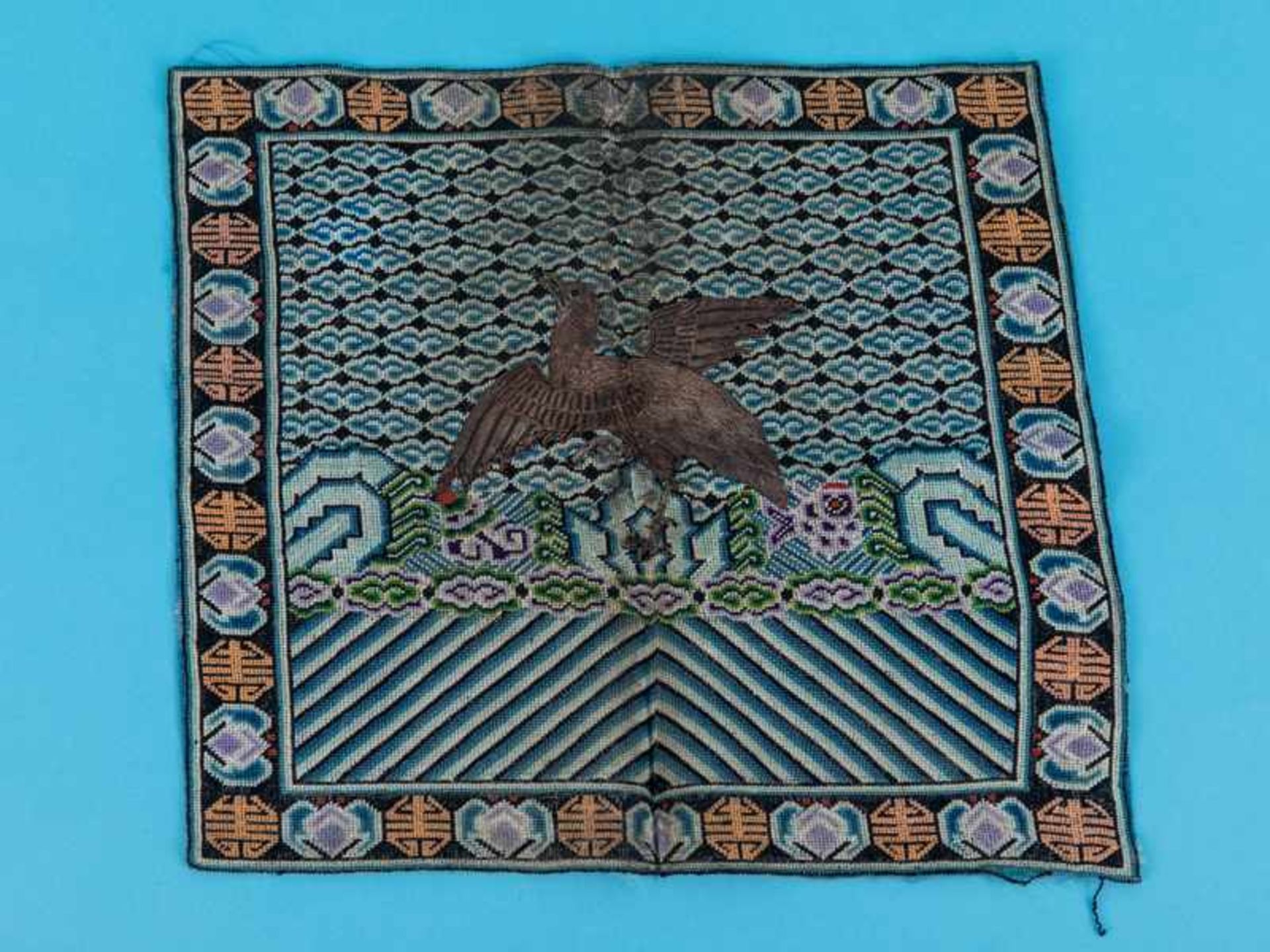 Bild-Stickerei "Phönixvogel", China, um 1900. Verschiedene Textilien, u.a. Seidenstickerei mit