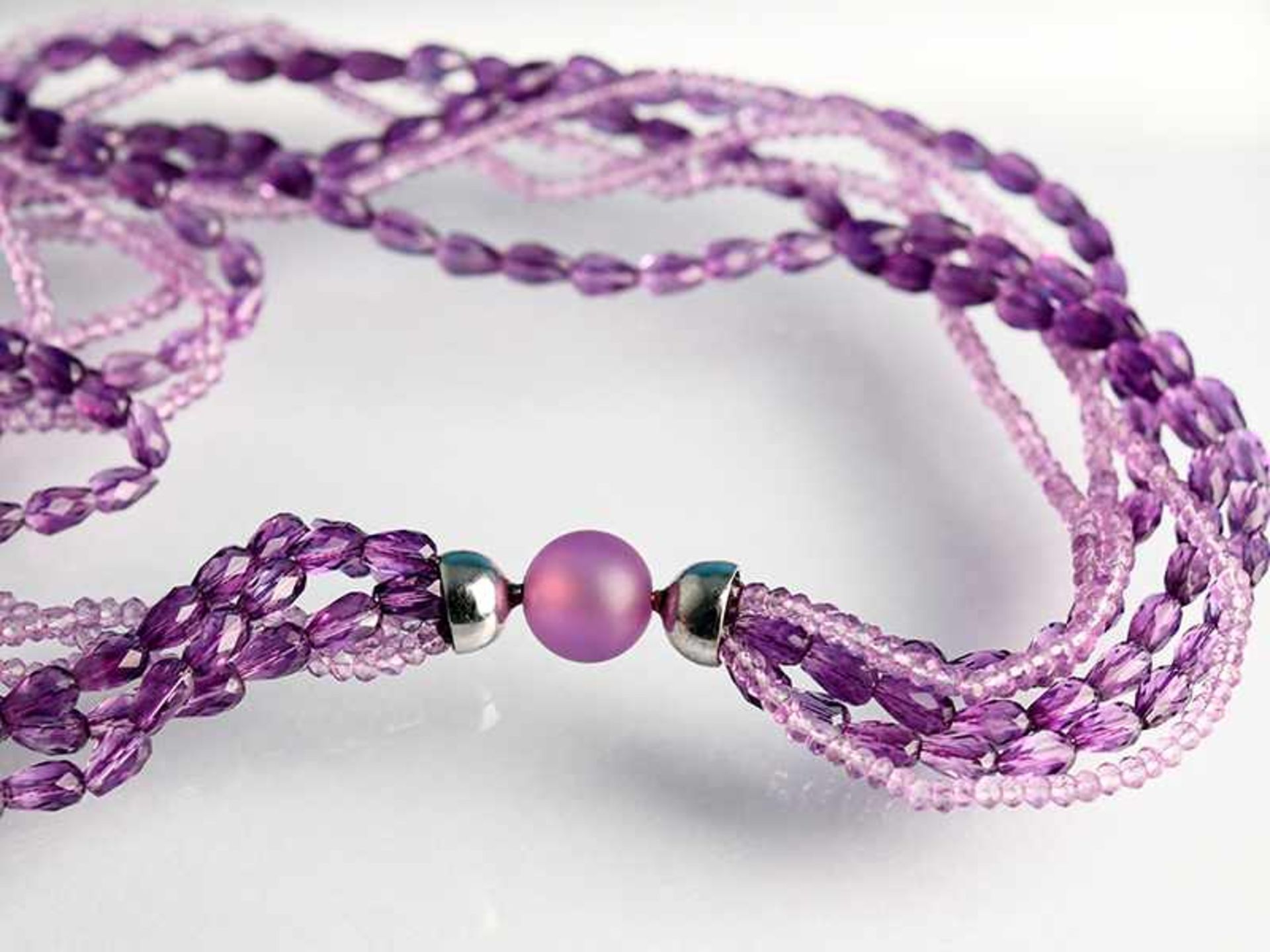 6 reihiges Amethyst-Collier, 21. Jh. Amethyst-Kugelverschluß mit 585/- weißgoldener Dreh- und