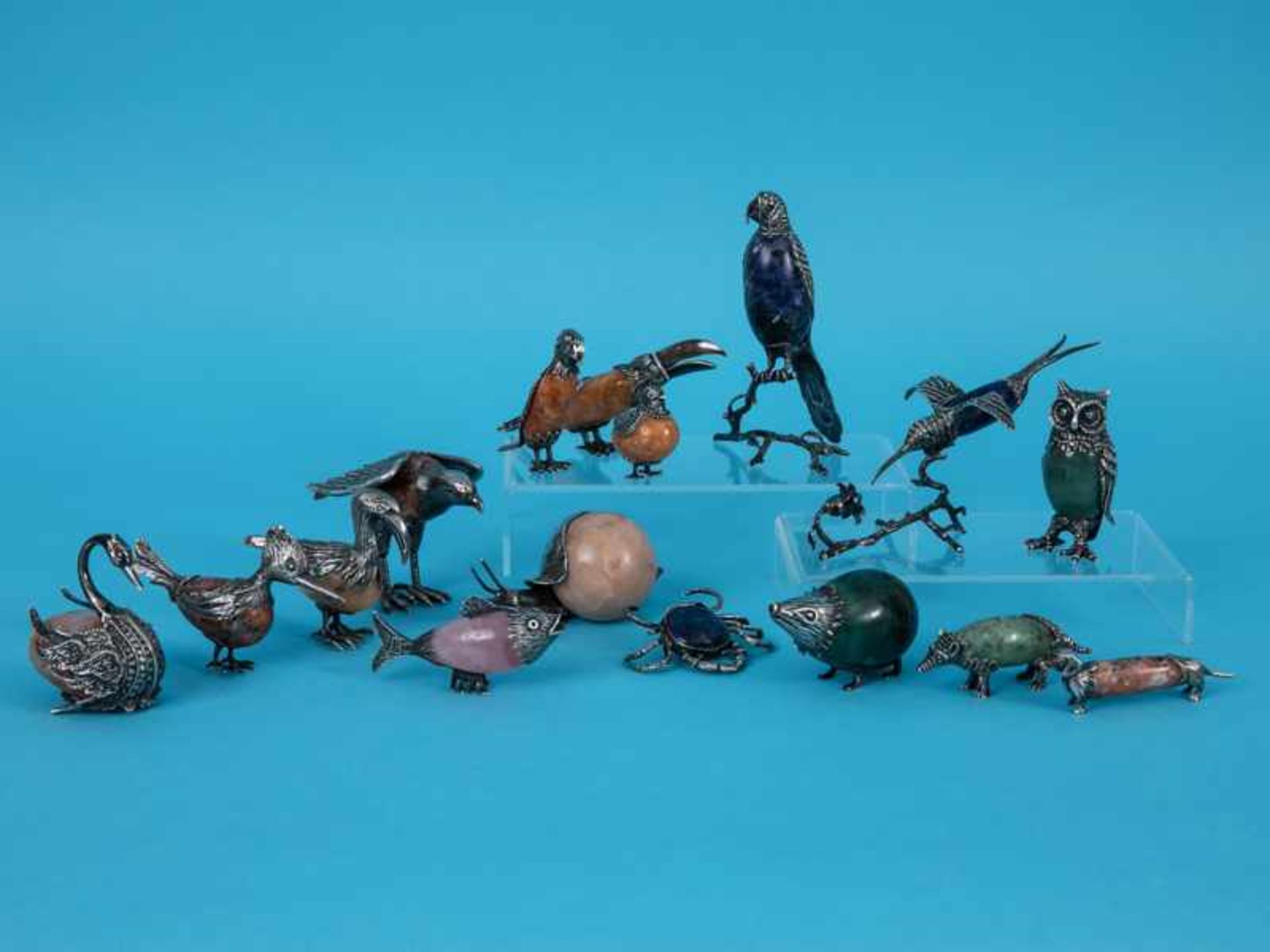 16 verschiedene Edelstein-Tierfiguren mit Silbermontierung, 20. Jh. Verschiedene kugel-, stab- und