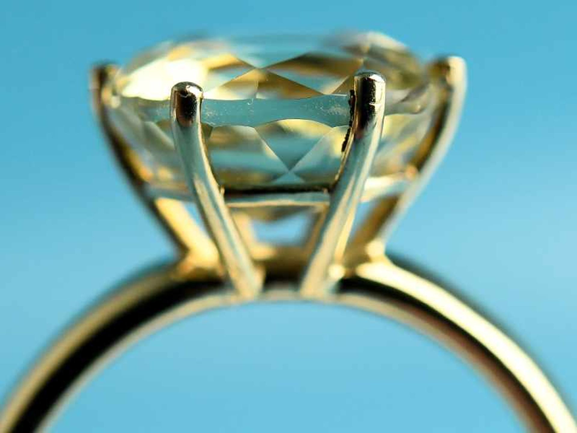 Ring mit Citrin, Goldschmiedearbeit, 20. Jh. 585/- Gelbgold. Gesamtgewicht ca. 6,7 g. Hohe, - Image 2 of 4