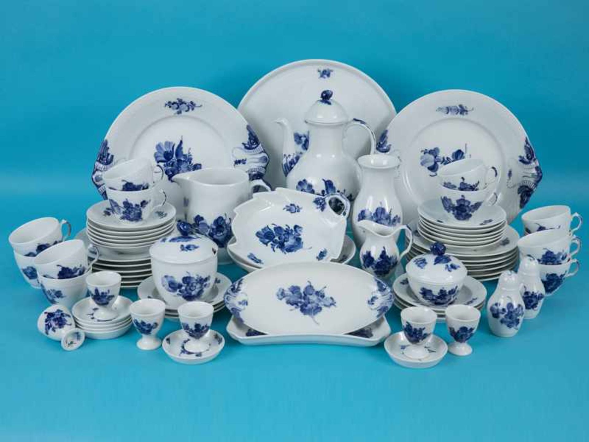 Großes 68-tlg. Frühstücks-/Kaffeeservice "Blaue Blume" für 12 Personen, Royal Copenhagen, 20. Jh.