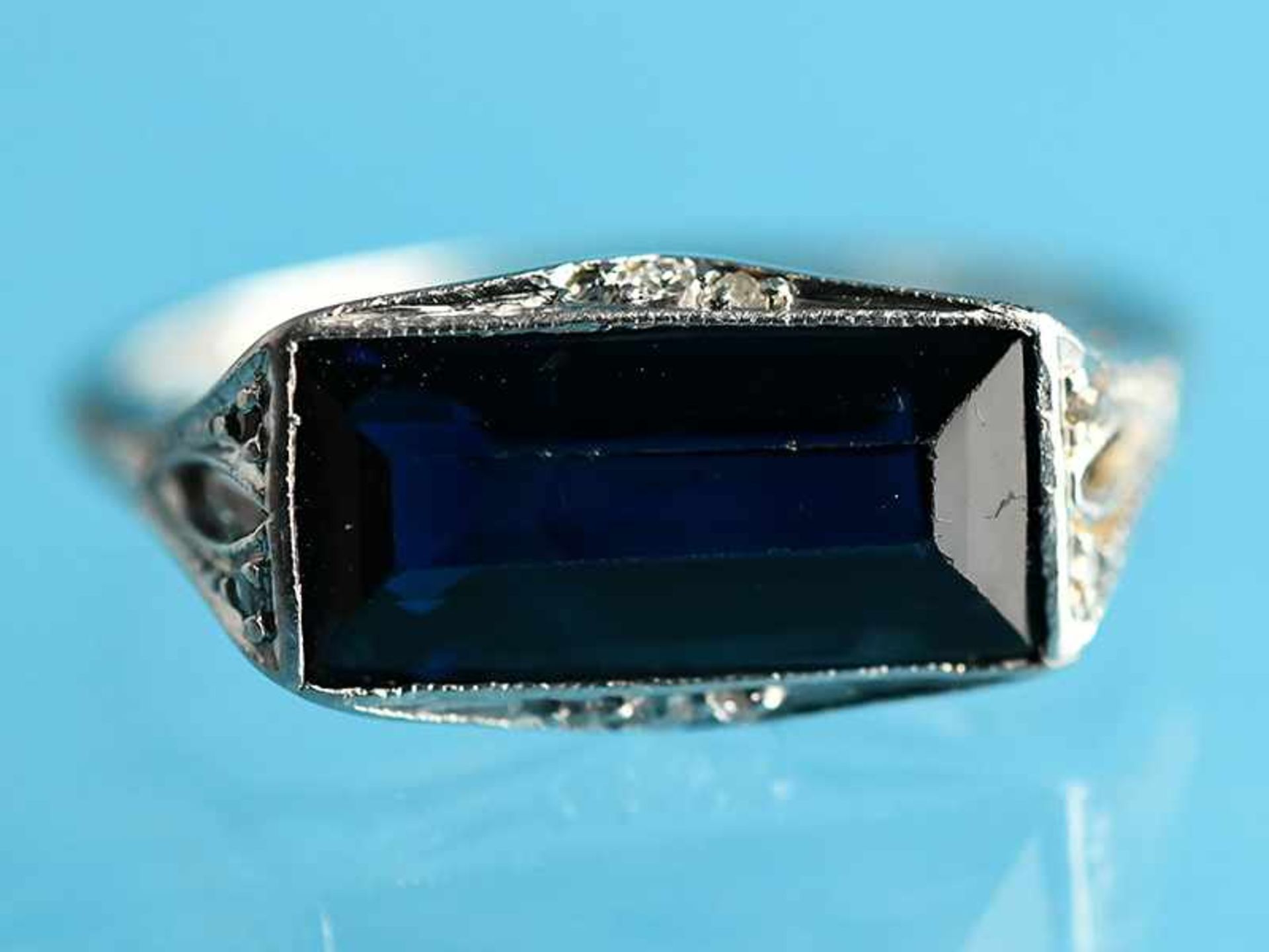 Ring mit Saphir in hochwertiger Qualität ca. 3,1 ct und 6 kleinen Diamantrosen, zusammen ca. 0,02