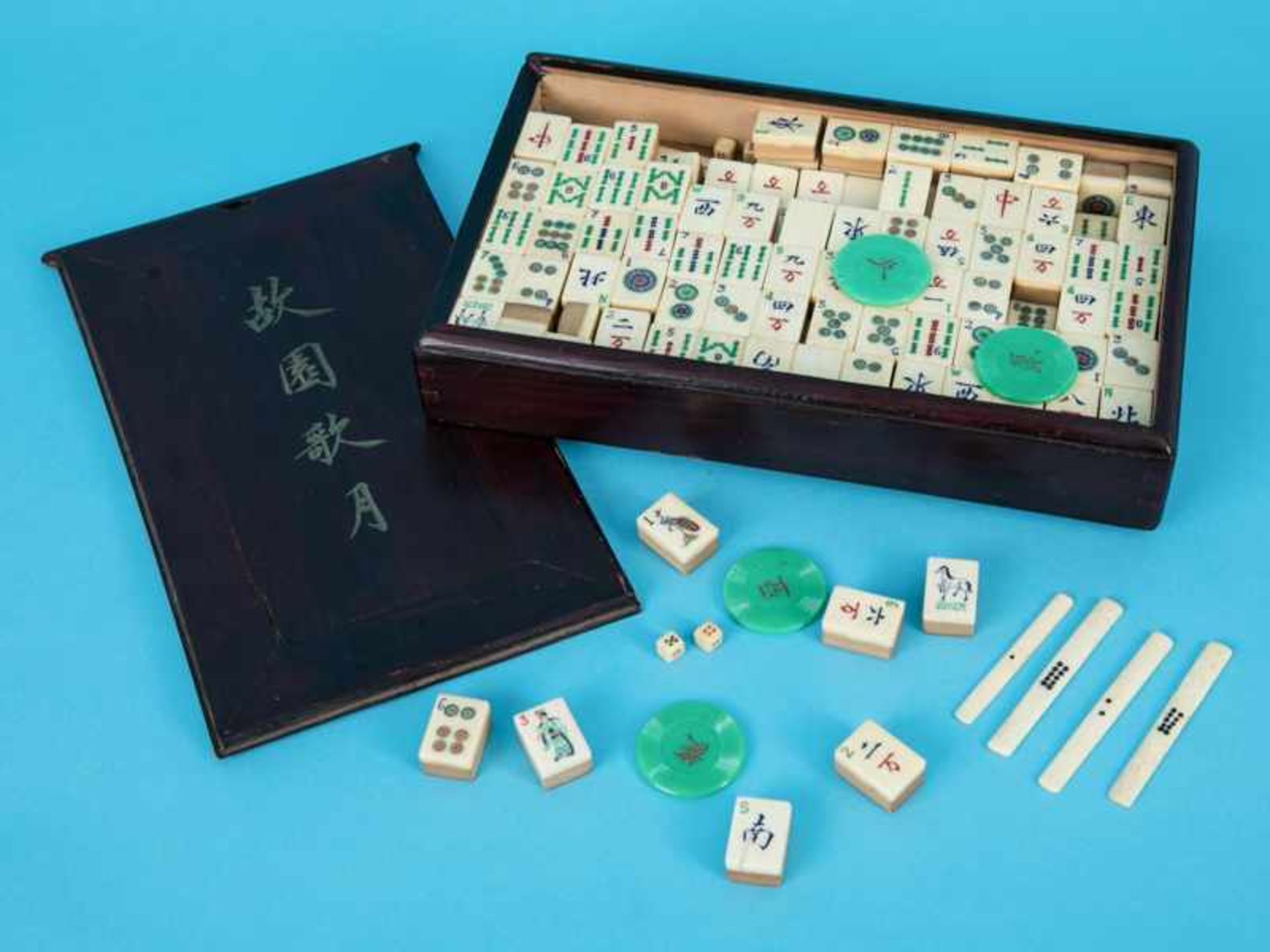 Holzkasten mit Mahjong-Spiel, China, 20. Jh. Holzschatulle, rötlich gebeizt, auf dem Schiebe-