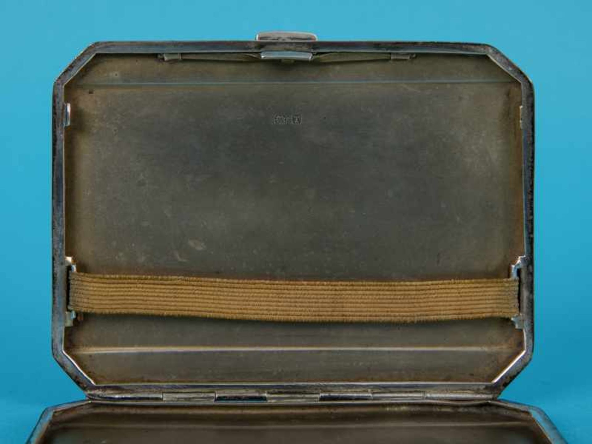 Zigaretten-Etui, Joseph Gloster Ltd, Birmingham, 1943. 925/-Silber, ca. 150 g; 8-eckig mit - Bild 5 aus 7