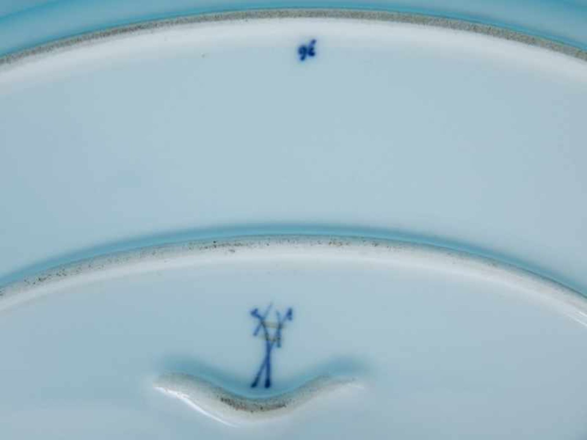 Platte mit Blatt-Bordürendekor, Meissen, Ende 19. Jh. Weißporzellan mit unter Glasur blauem Dekor; - Image 4 of 5