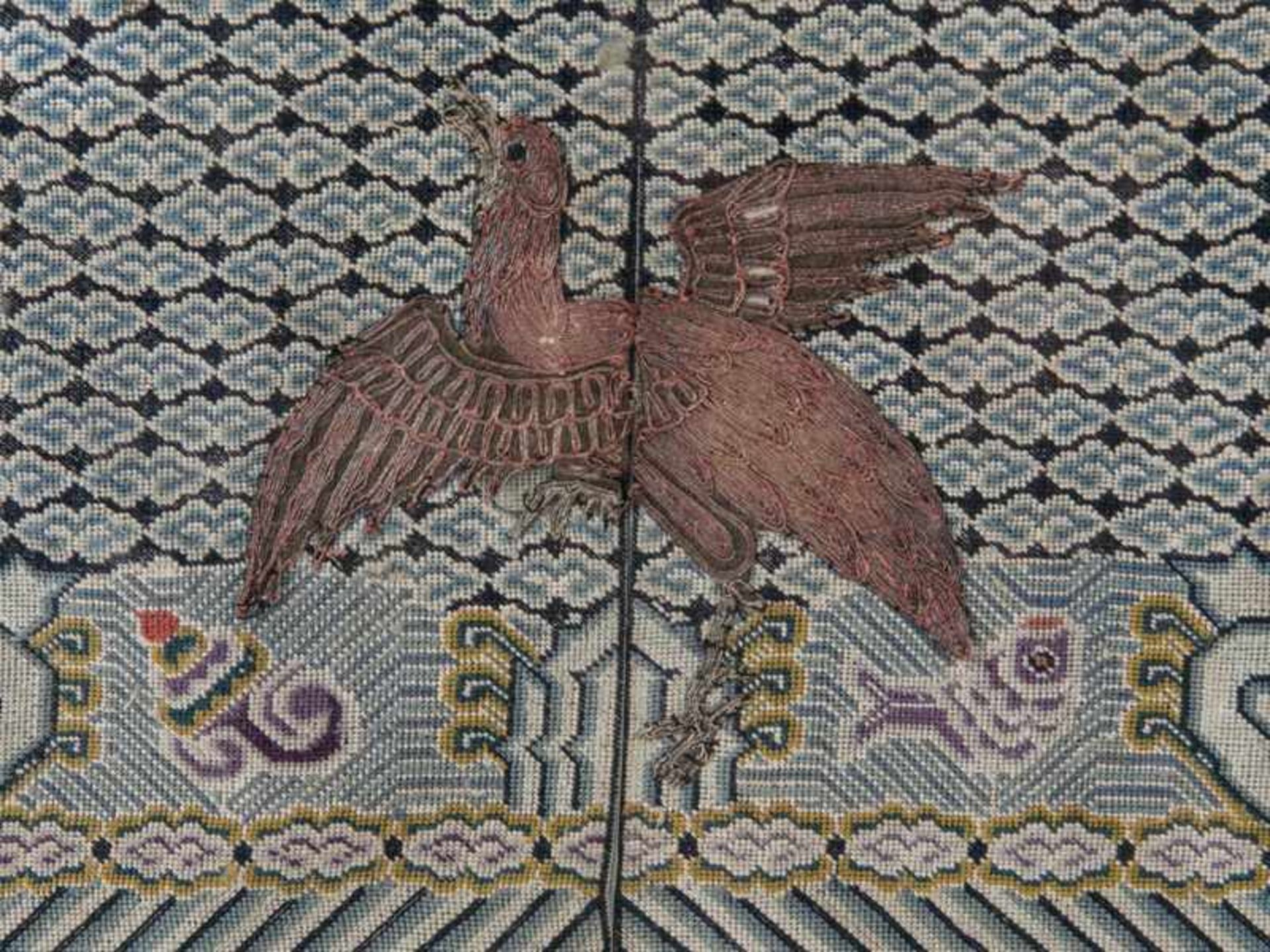 Gerahmte Bild-Stickerei "Phönixvogel", China, um 1900. Verschiedene Textilien, u.a. - Bild 2 aus 3