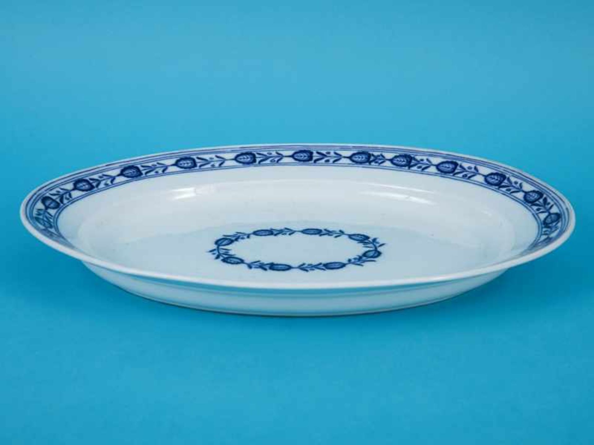 Platte mit Blatt-Bordürendekor, Meissen, Ende 19. Jh. Weißporzellan mit unter Glasur blauem Dekor; - Image 2 of 5