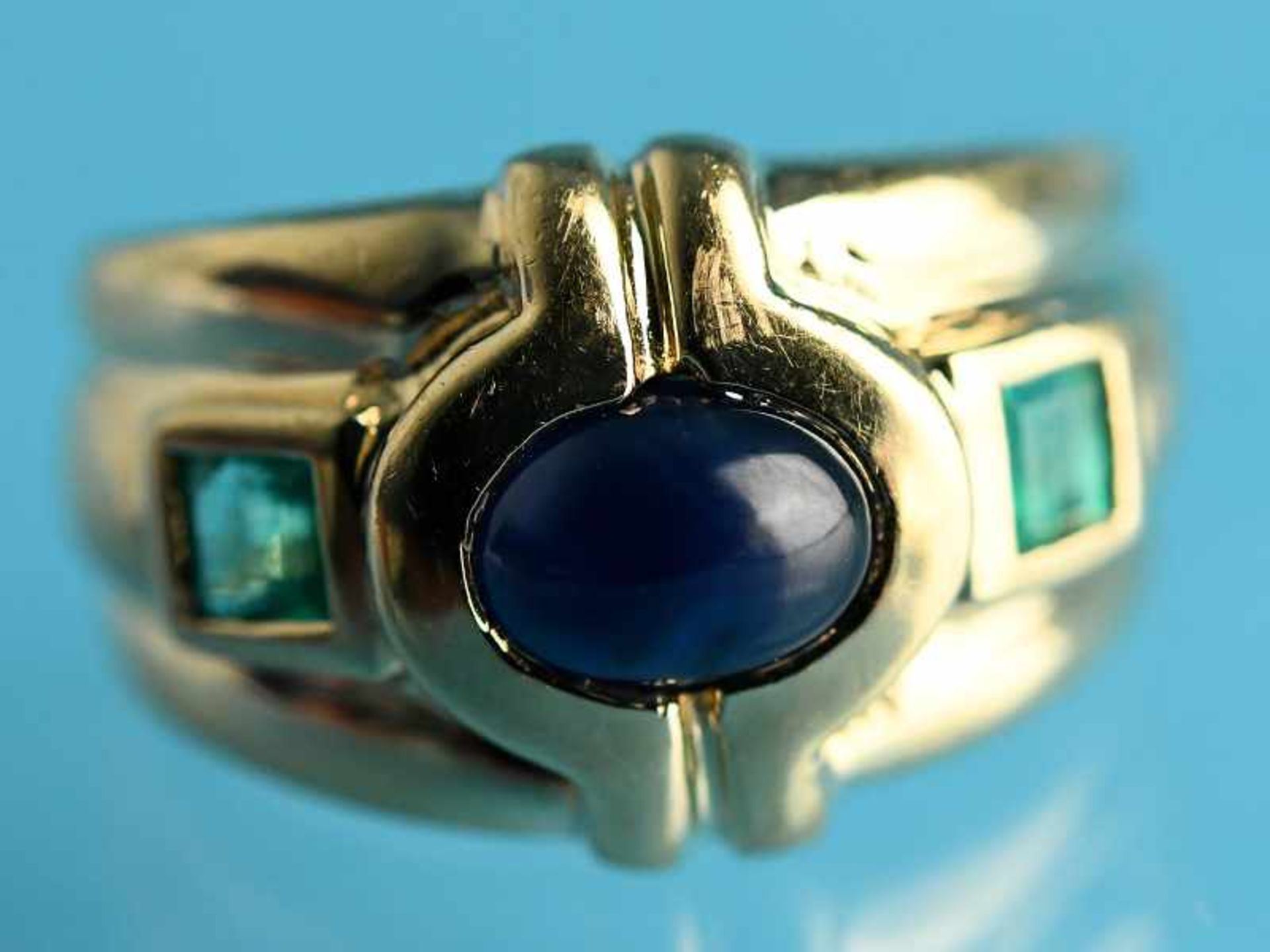 Bandring mit Saphir-Cabochon und 2 Smaragdcarreesteinen, 90- er Jahre 585/- Gelbgold.