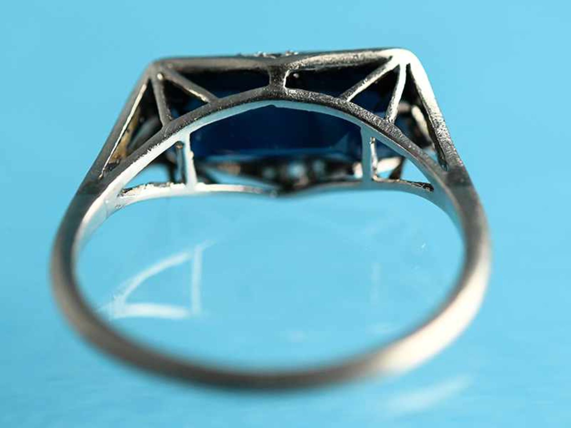 Ring mit Saphir in hochwertiger Qualität ca. 3,1 ct und 6 kleinen Diamantrosen, zusammen ca. 0,02 - Bild 5 aus 5