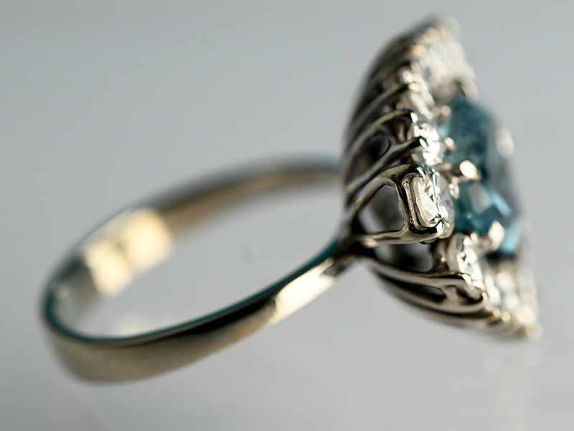 Ring mit Aquamarin ca. 1,2 ct und 13 Brillanten, zusammen ca. 1,5 ct, Goldschmiedearbeit aus den - Image 2 of 3