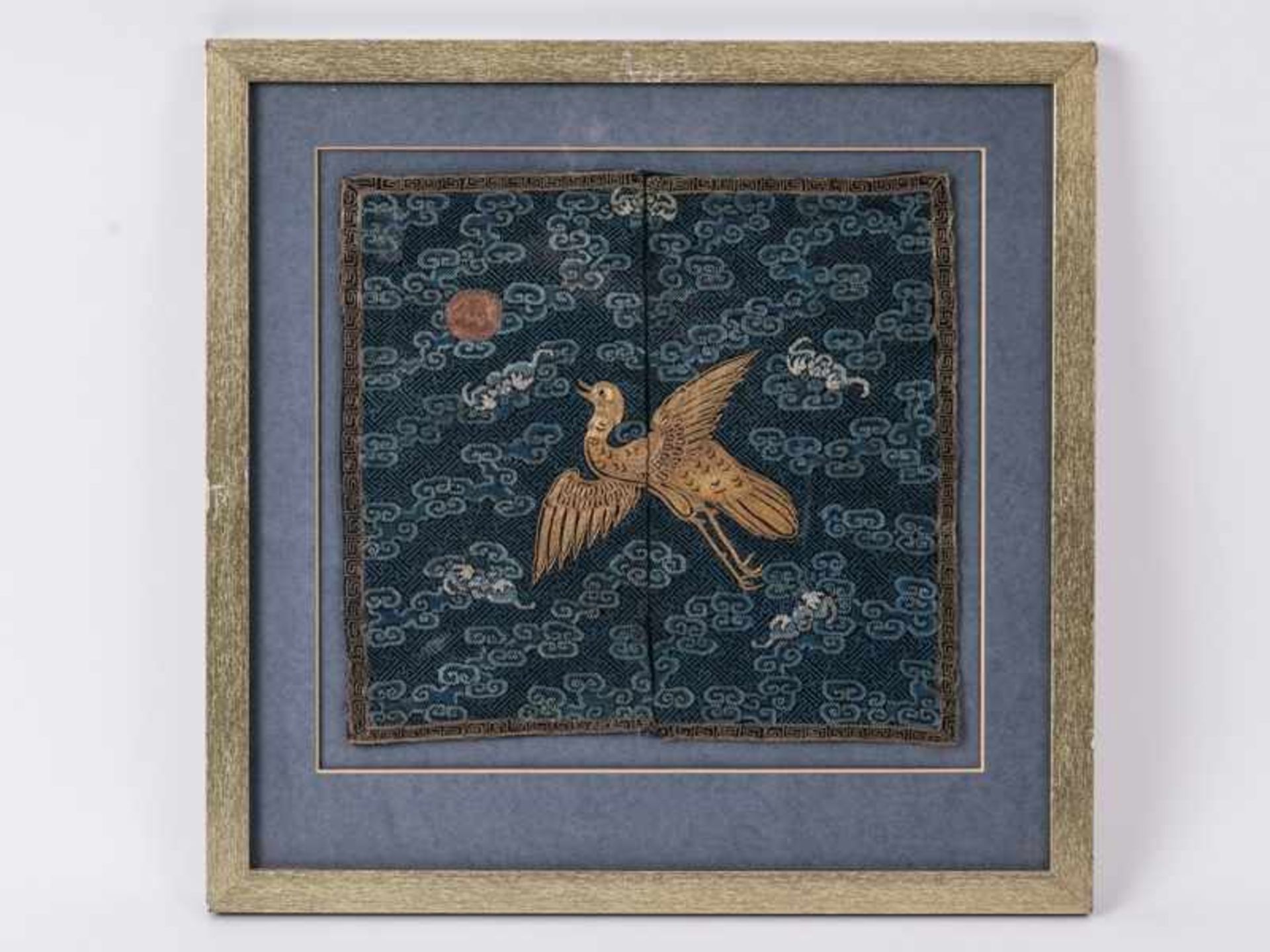 Gerahmte Bild-Stickerei "Phönixvogel mit Sonne", China, um 1900. Seidengewebe mit goldfarbigen