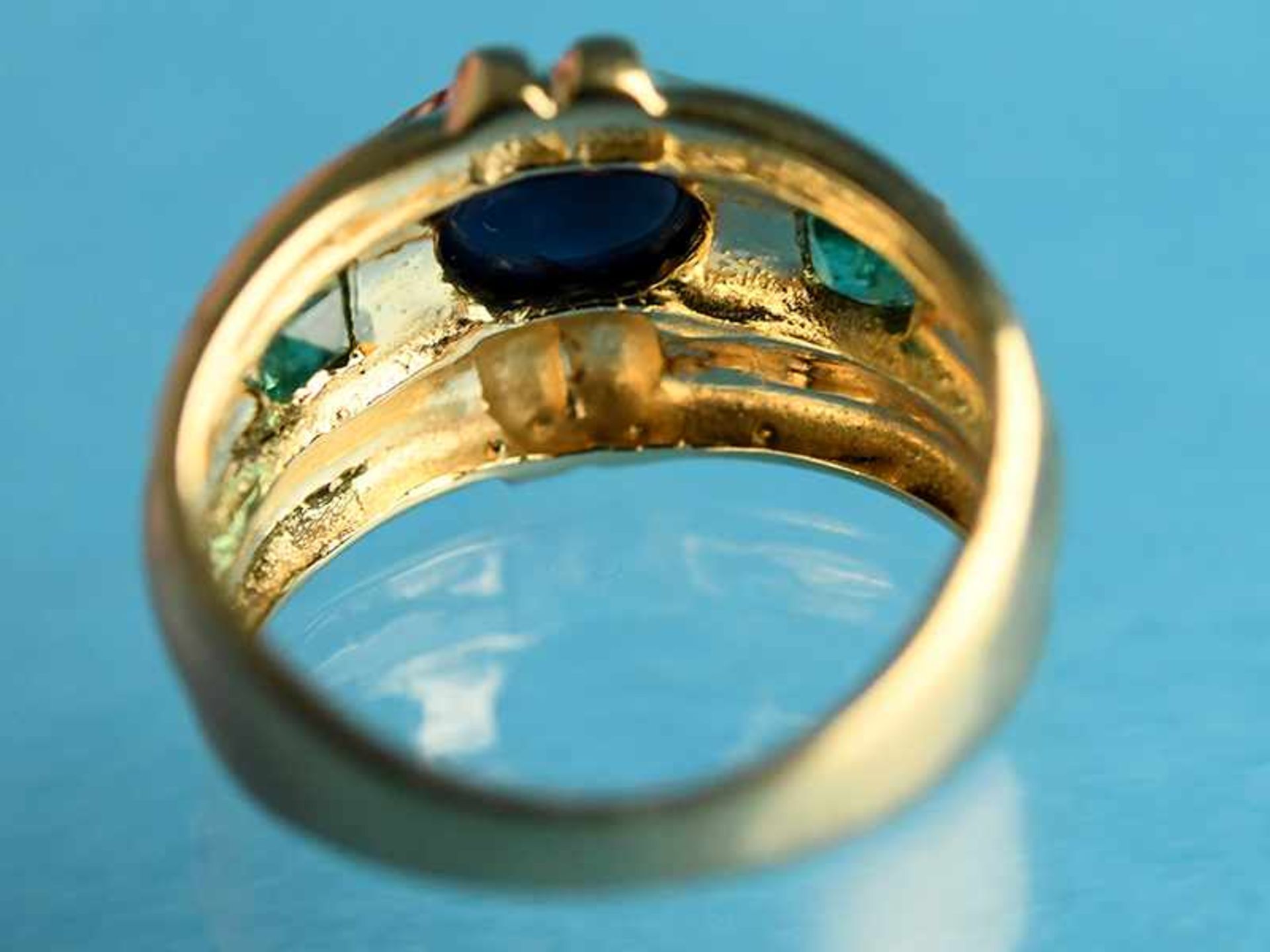 Bandring mit Saphir-Cabochon und 2 Smaragdcarreesteinen, 90- er Jahre 585/- Gelbgold. - Bild 4 aus 4