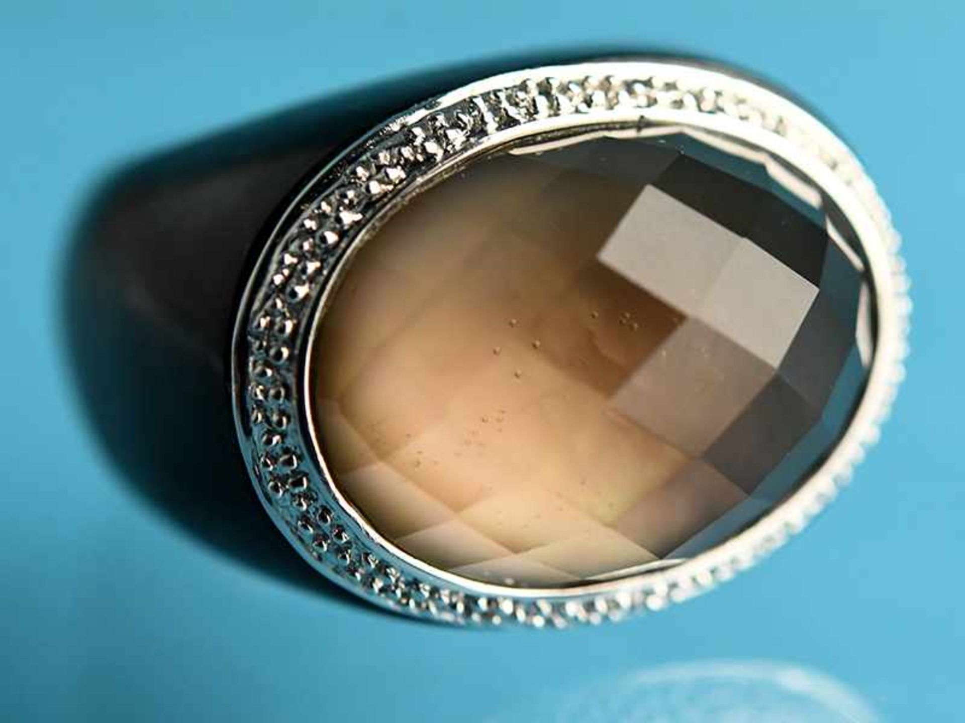 Großer Bandring aus Jade und Rauchquarz-Cabochon, 21. Jh. 585/- Weißgold-Montierung. Gesamtgewicht