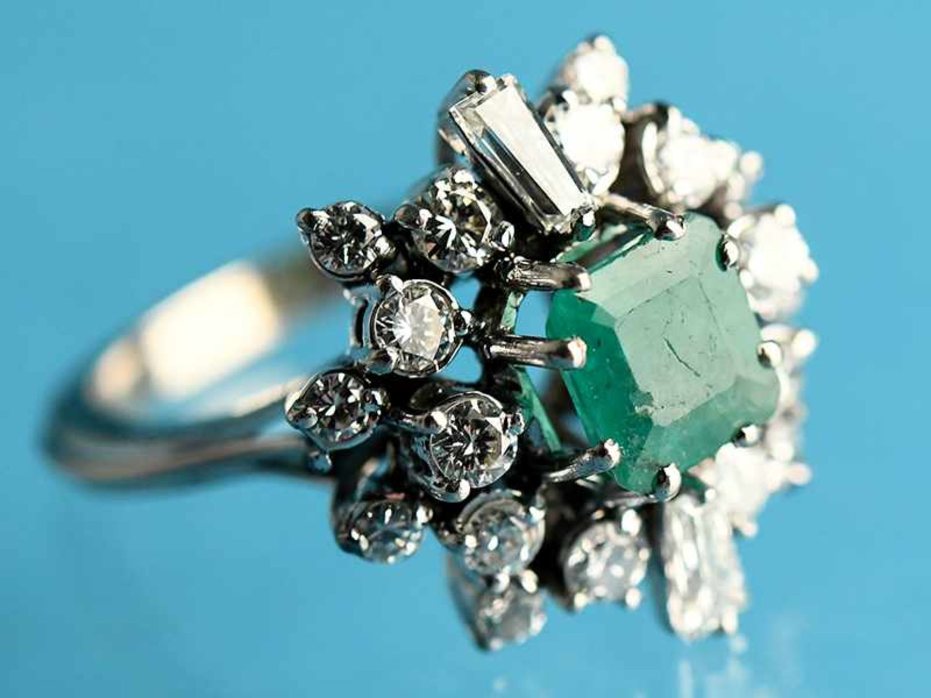 Ring mit Smaragd und 18 Brillanten und 2 Diamanten, zusammen 0,9 ct 80- er Jahre 585/- Weißgold.