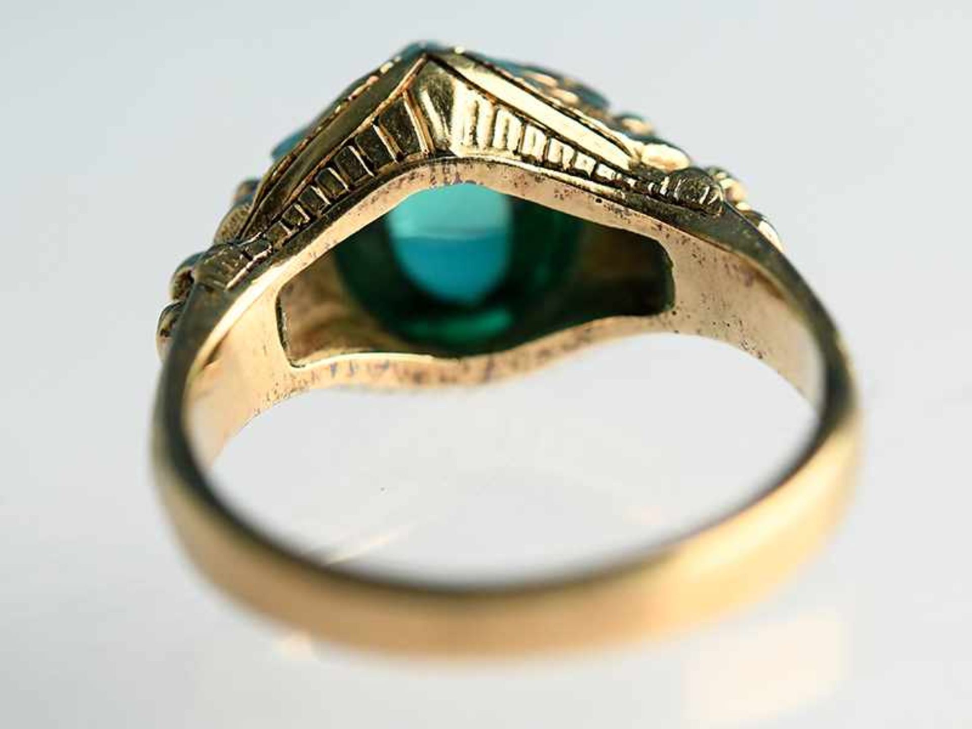 Ring mit grünem Turmalin-Cabochon, Goldschmiedearbeit, Anfang 20. Jh. 585/- Gelbgold. - Bild 6 aus 6