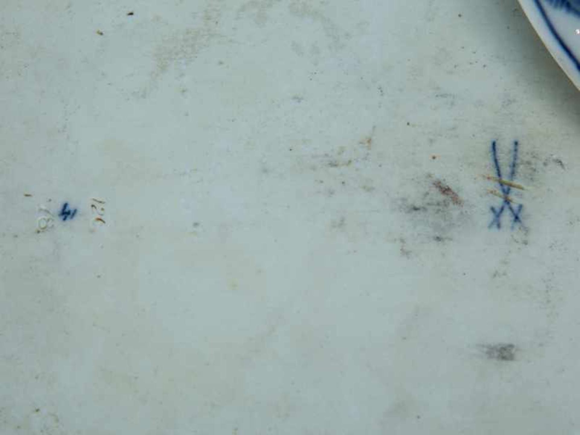 Deckelschale "Zwiebelmuster", Meissen, 20. Jh. Weißporzellan mit unter Glasur blauer " - Image 4 of 6