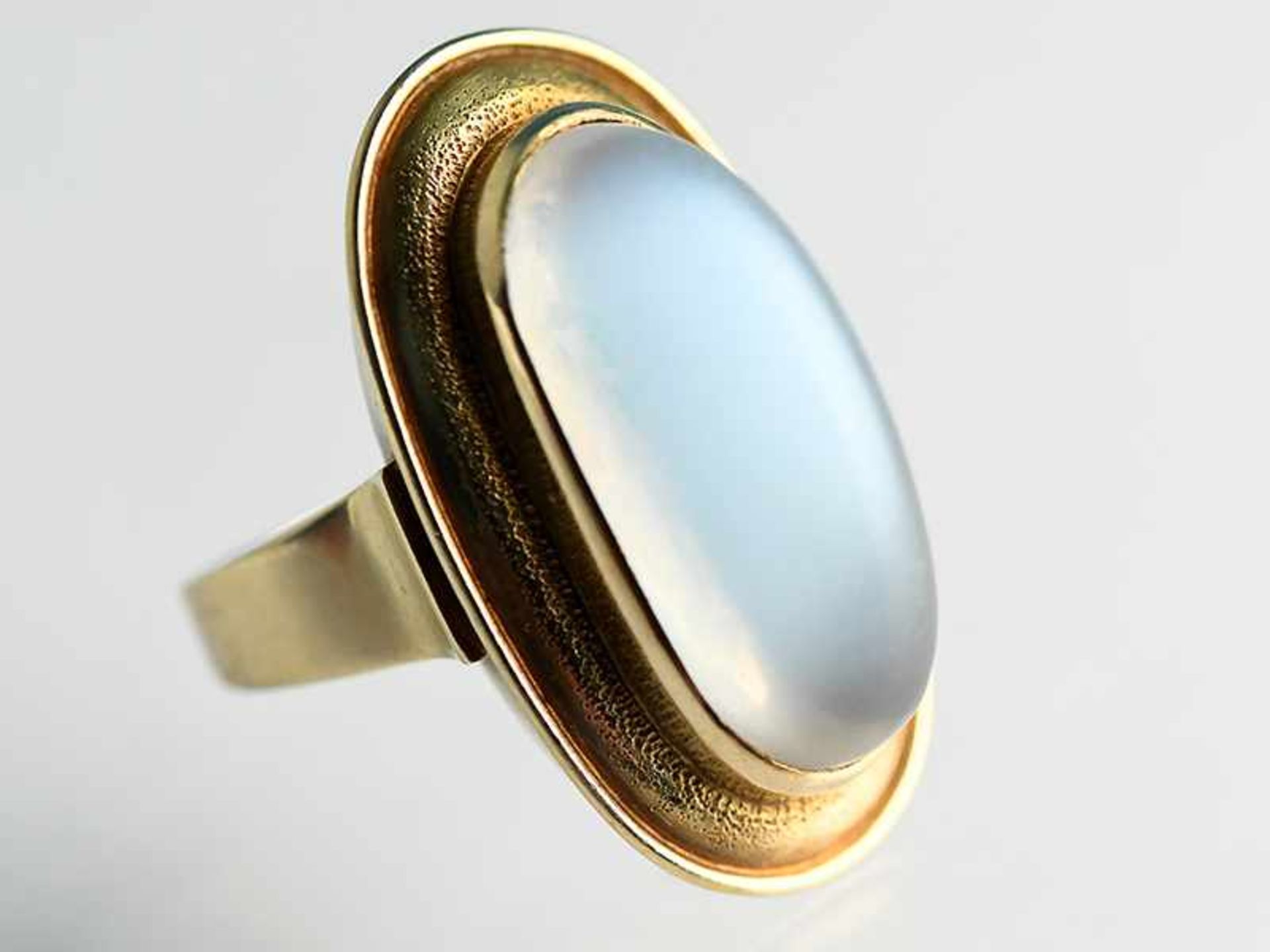 Ring mit Mondstein-Cabochon, Goldschmiedearbeit von Prof. Arnold, Hamburg, 60- er Jahre 585/-