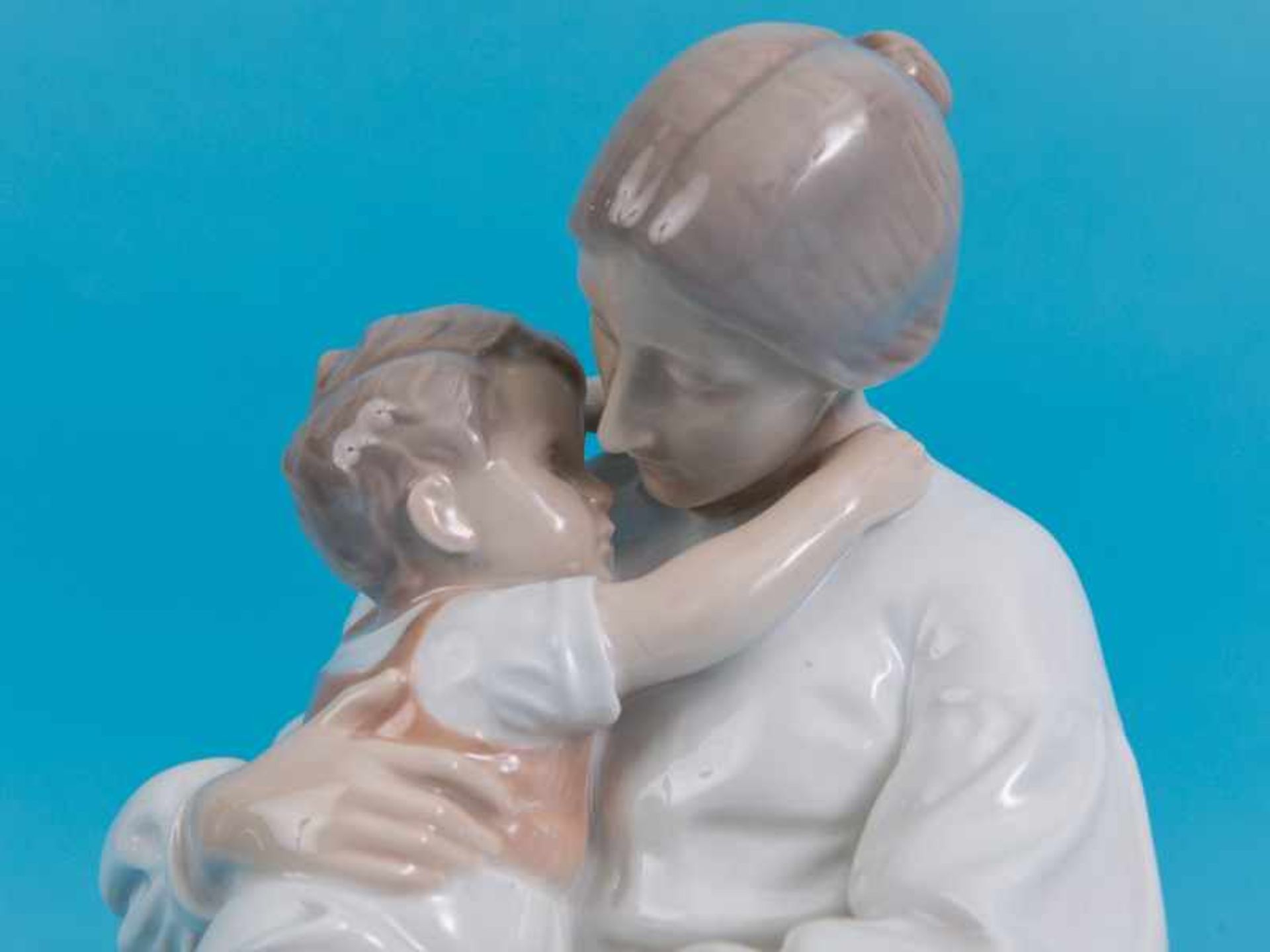 Große Porzellanfigur "Mutter mit Kind", Entwurf Ingeborg Plockross Irminger, Bing & Gröndahl/ - Bild 3 aus 7