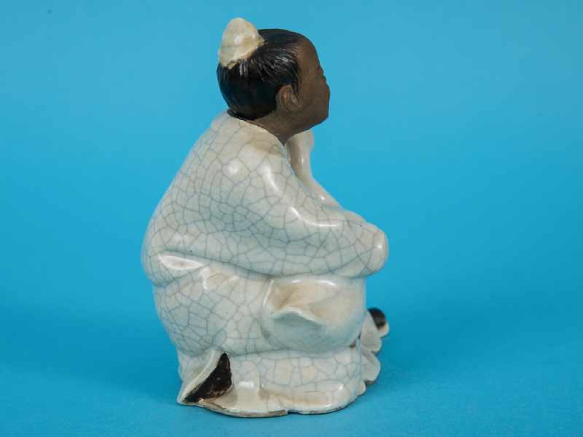 Figur "Asiate mit Gans", wohl 1920er Jahre. Teils matt glasierte und craqueliert glasierte Keramik - Image 7 of 7