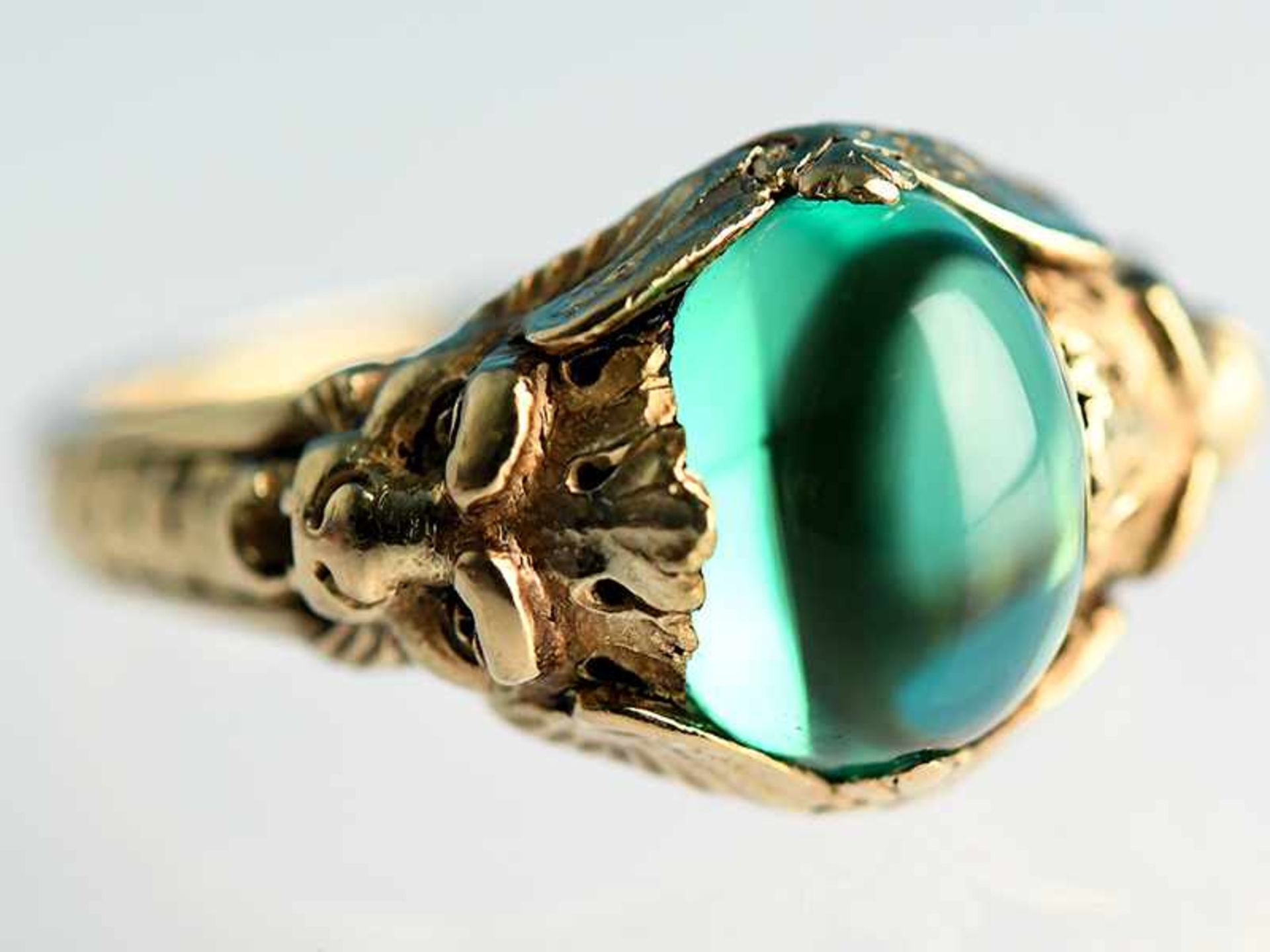 Ring mit grünem Turmalin-Cabochon, Goldschmiedearbeit, Anfang 20. Jh. 585/- Gelbgold.