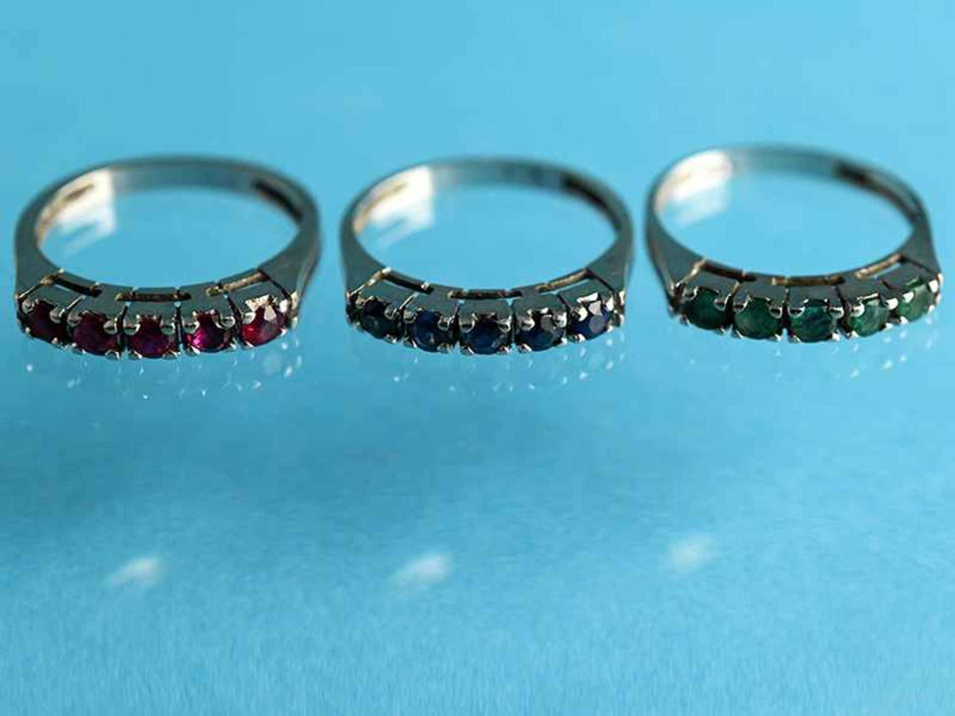 3 Ringe mit je 5 Saphiren, 5 Smaragden und 5 Rubin, 80-er Jahre 585/- Weißgold. 5,5 g. Schlichte - Image 2 of 2
