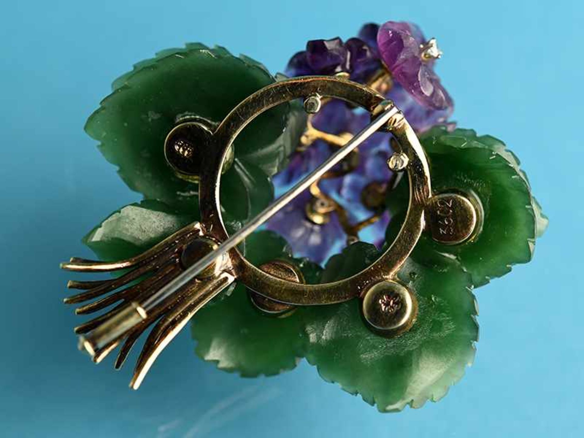 Große Veilchenbrosche aus Jade, Amethyst und 9 Achtkant-Diamanten, zusammen ca. 0,15 ct, - Bild 2 aus 2