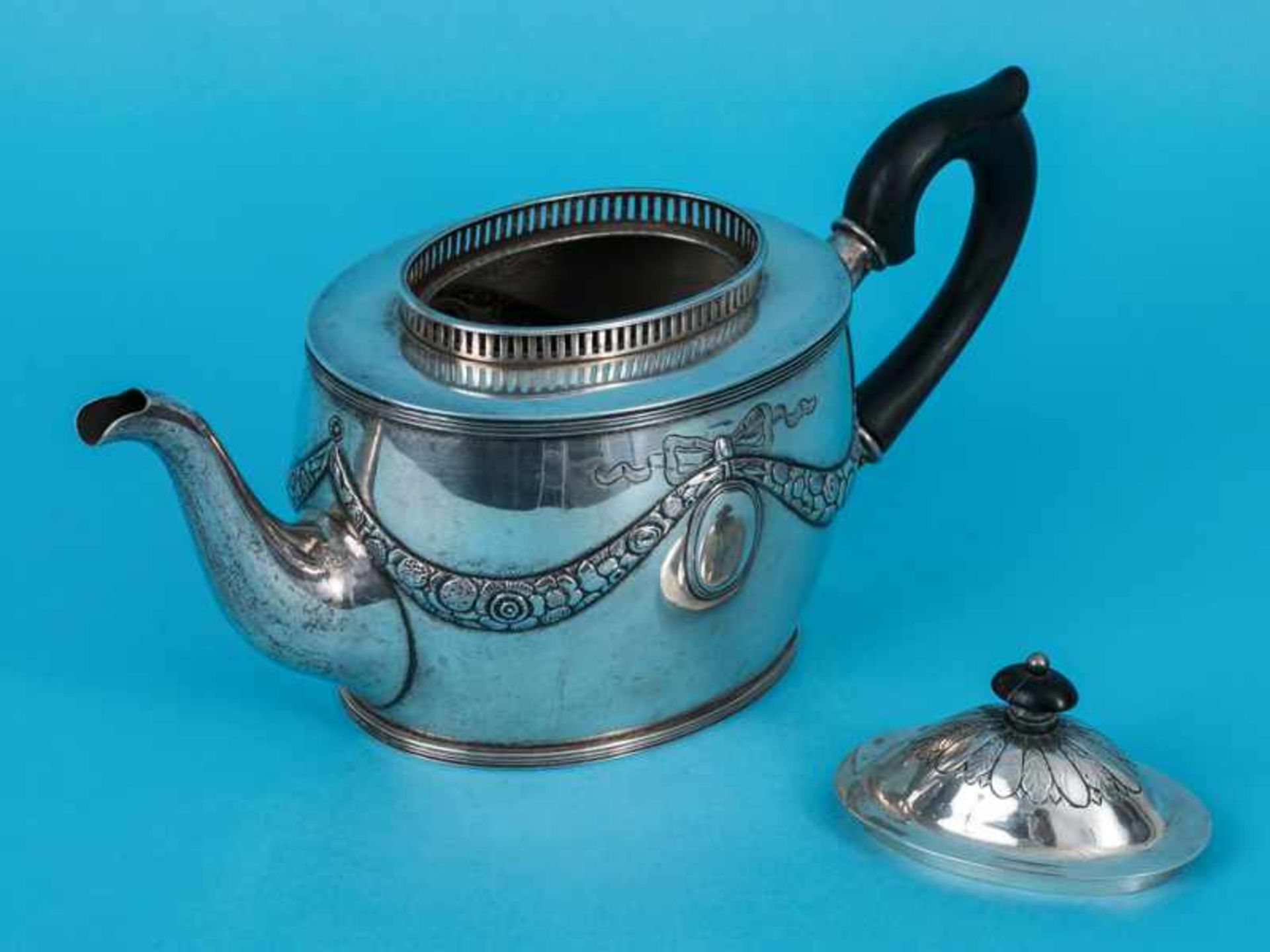 Teekanne im Louis-Seize-Stil, Kopenhagen (Dänemark), 1903. Silber, Gesamtgewicht ca. 579 g; ovale - Bild 2 aus 4