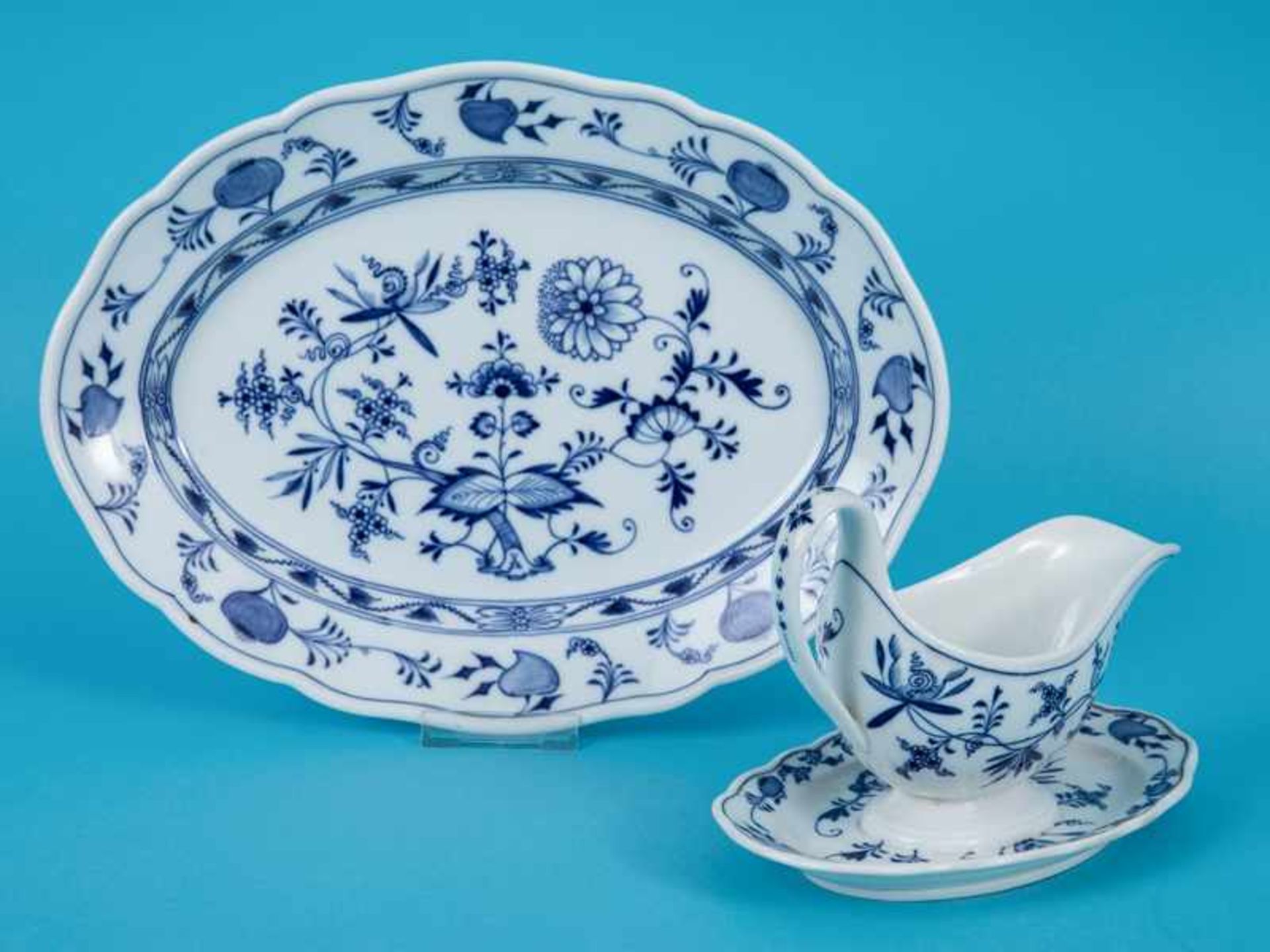 Sauçière + Platte "Zwiebelmuster", Meissen, um 1900. Weißporzellan mit unter Glasur blauer " - Bild 2 aus 3