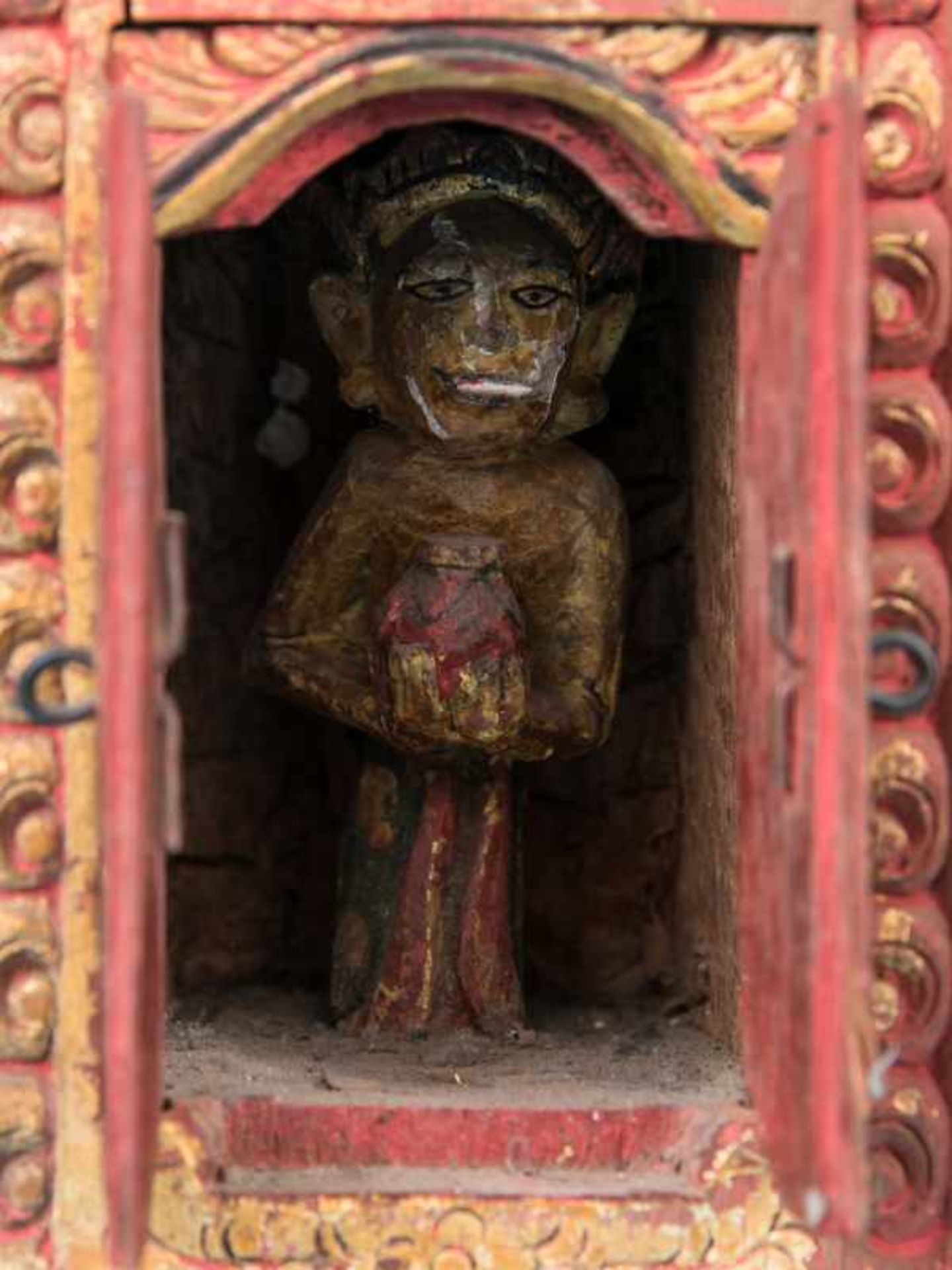 Paar schreinartige Reisealtar-Gehäuse mit je 1 Figur, wohl Thailand, 19./20. Jh. Holz, geschnitzt - Image 3 of 7
