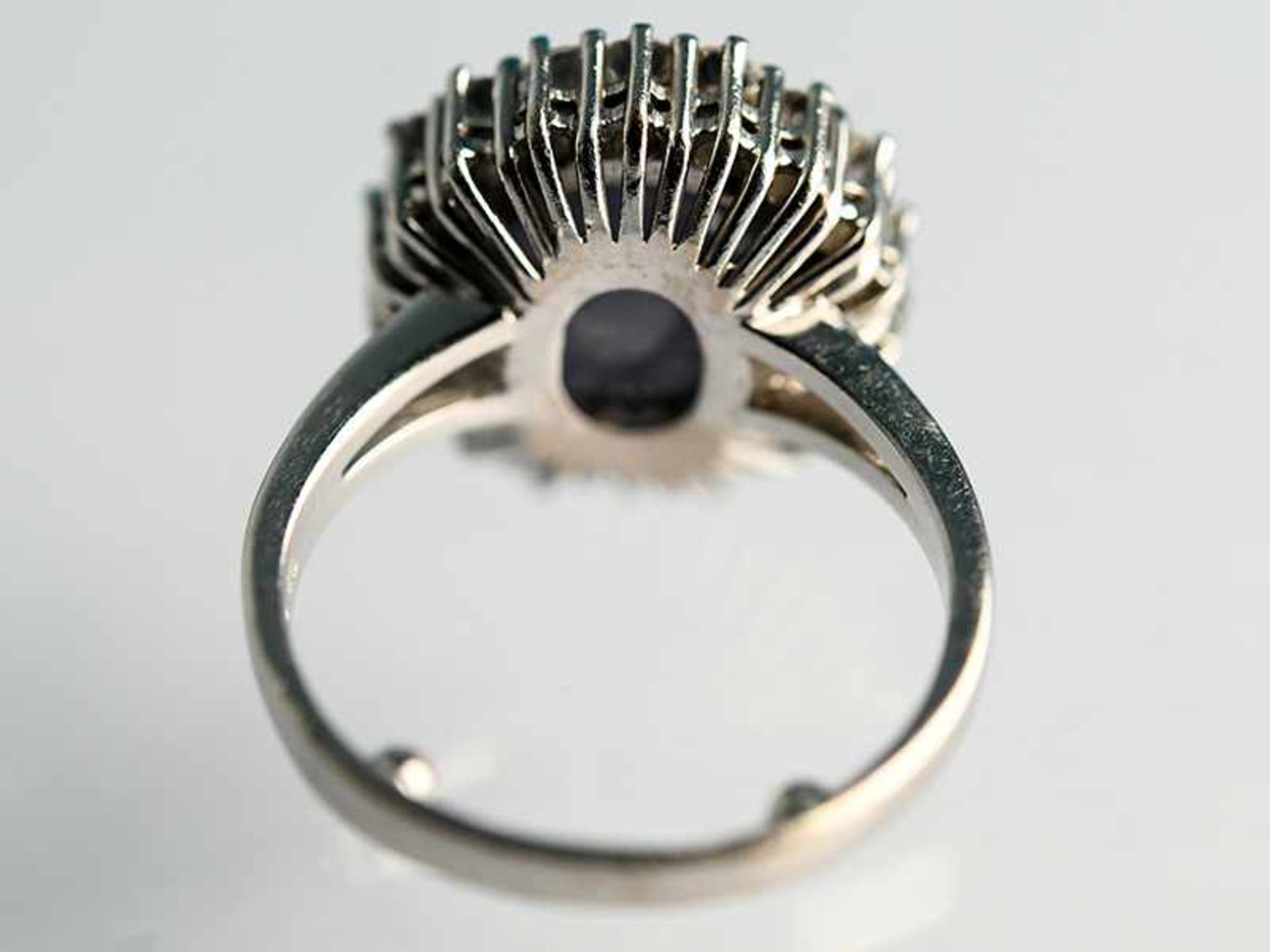 Ring mit Sternsaphir-Cabochon und 18 Brillanten, zusammen ca. 0,95 ct, Juweliersarbeit, 80- er Jahre - Bild 4 aus 4