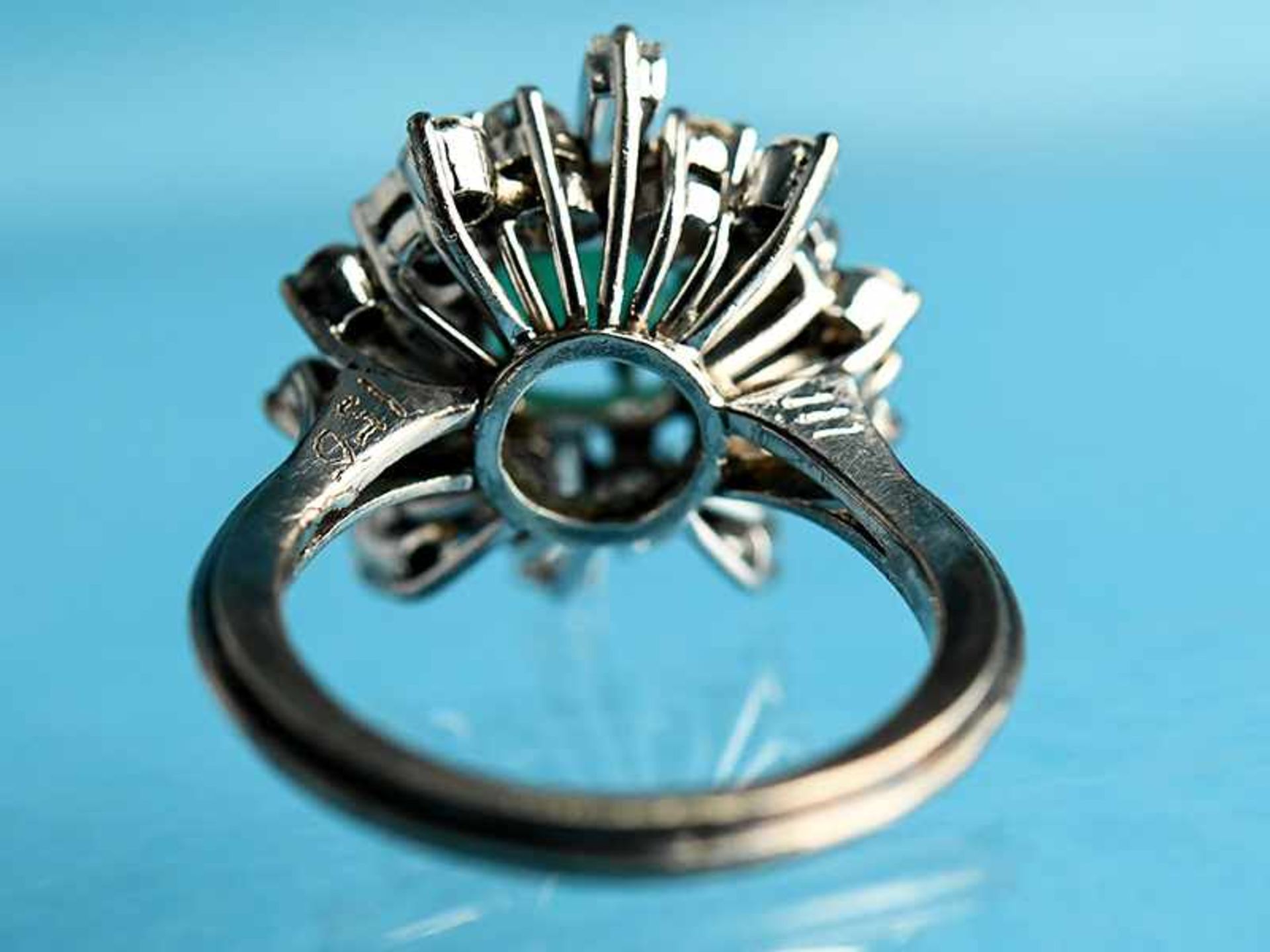 Ring mit Smaragd und 18 Brillanten und 2 Diamanten, zusammen 0,9 ct 80- er Jahre 585/- Weißgold. - Image 4 of 4