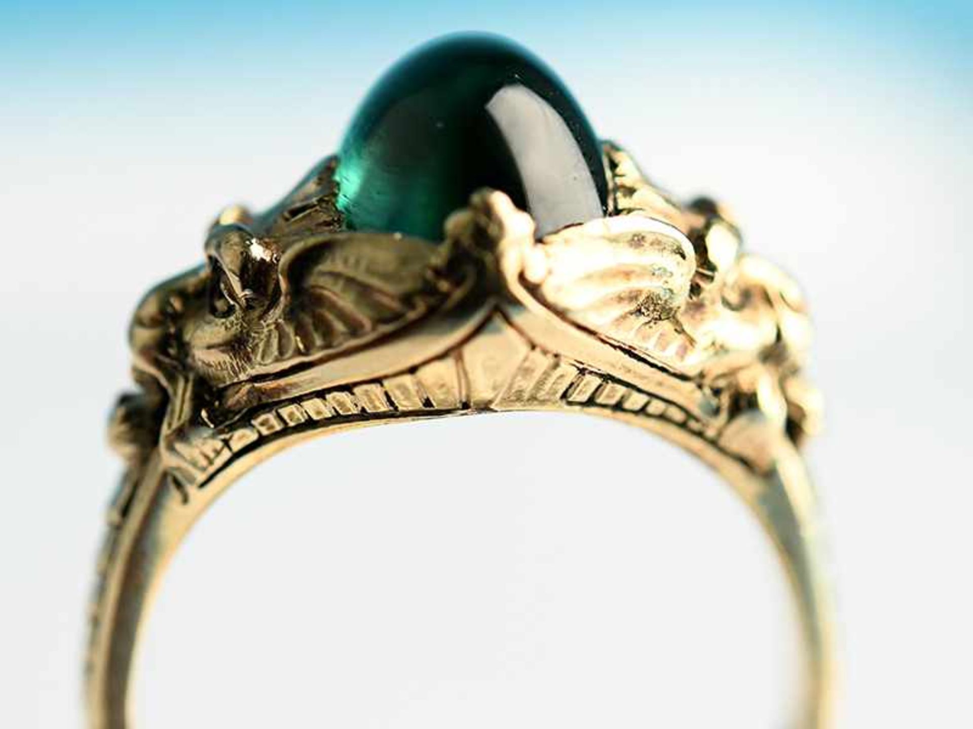 Ring mit grünem Turmalin-Cabochon, Goldschmiedearbeit, Anfang 20. Jh. 585/- Gelbgold. - Bild 2 aus 6