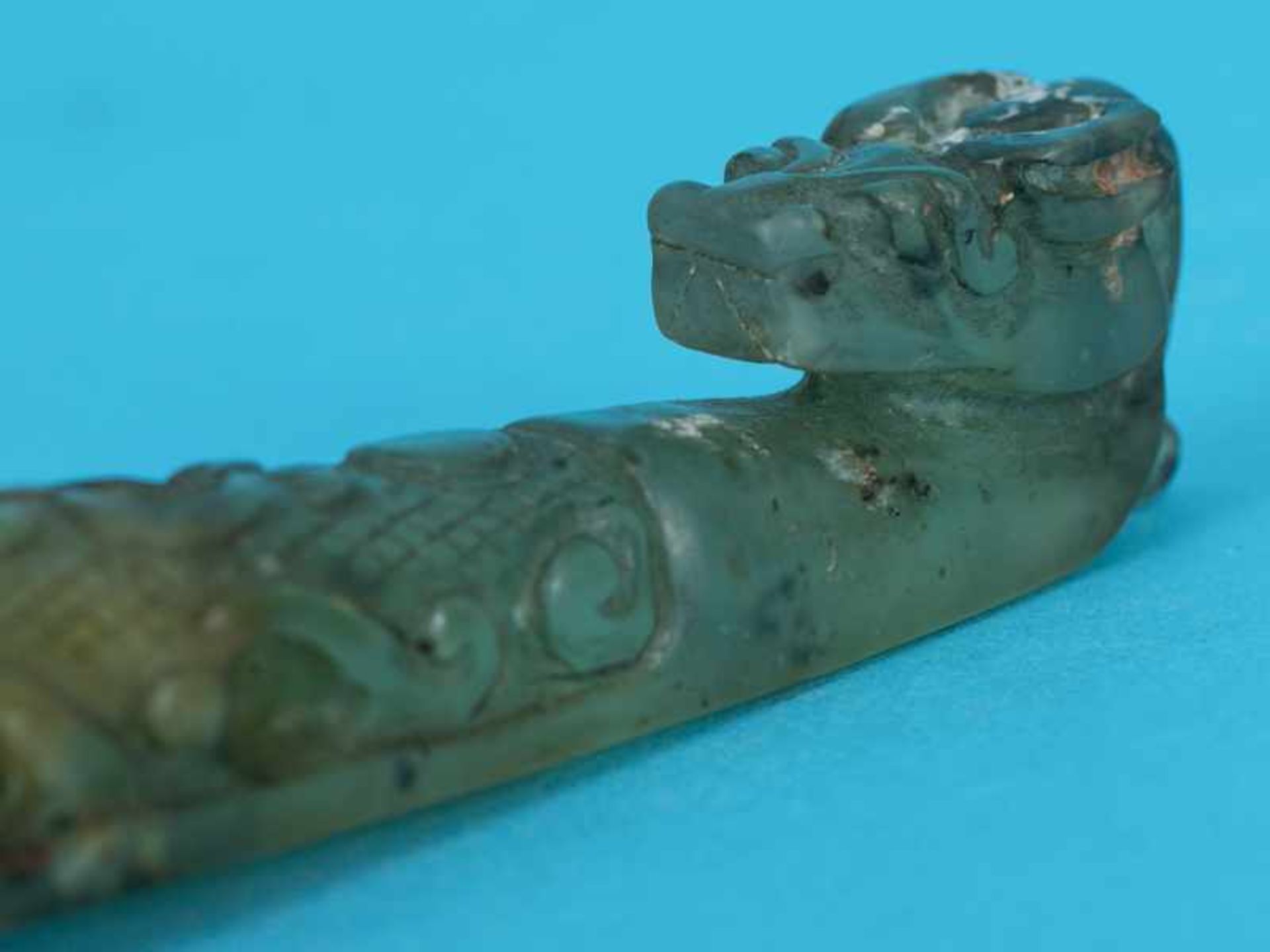 Jade-Gürtelschließe, China, 19. Jh. Grünfarbig variierte Jade, geschnitzt; in geschweifter Stabform, - Bild 2 aus 4