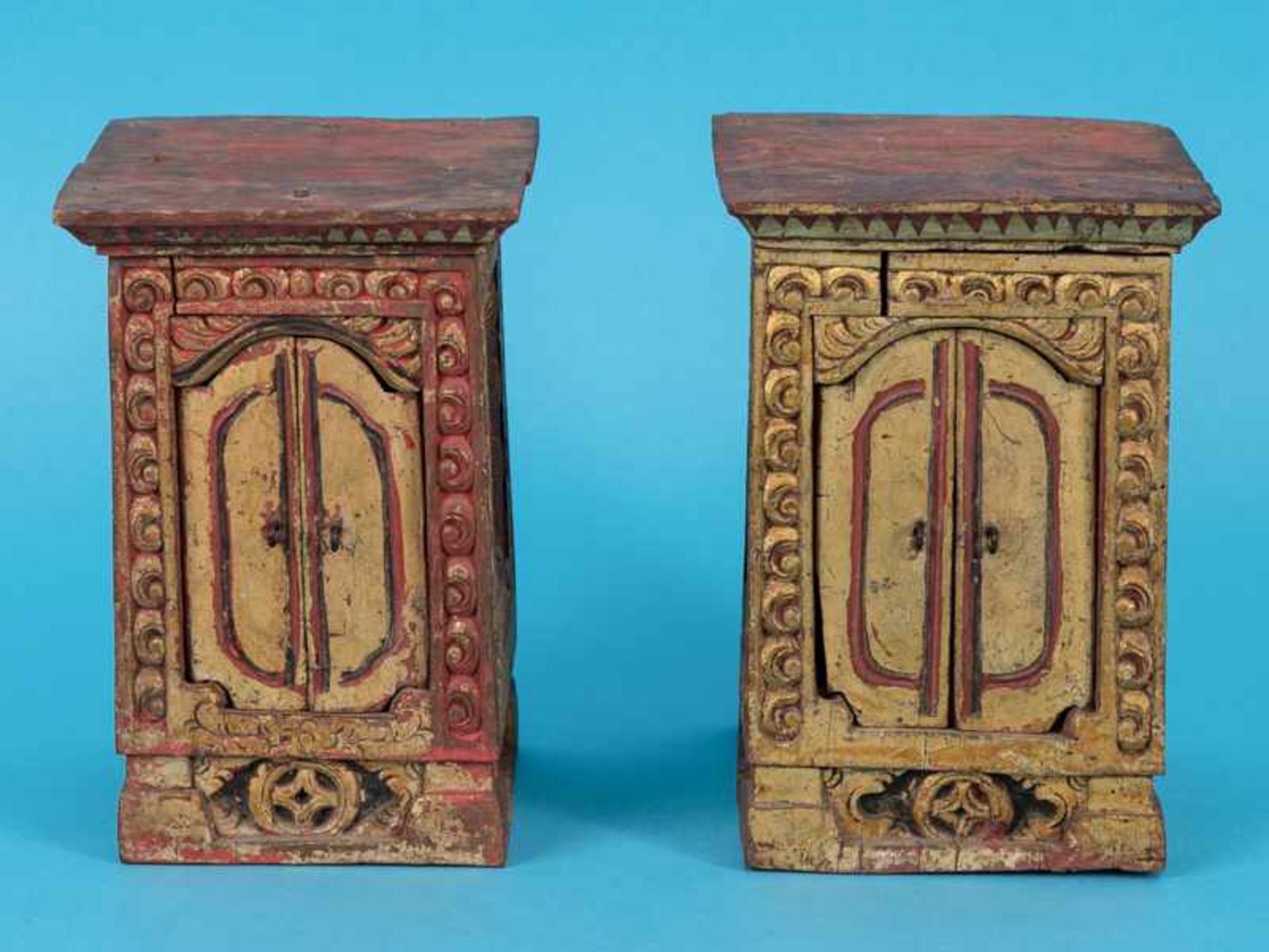 Paar schreinartige Reisealtar-Gehäuse mit je 1 Figur, wohl Thailand, 19./20. Jh. Holz, geschnitzt