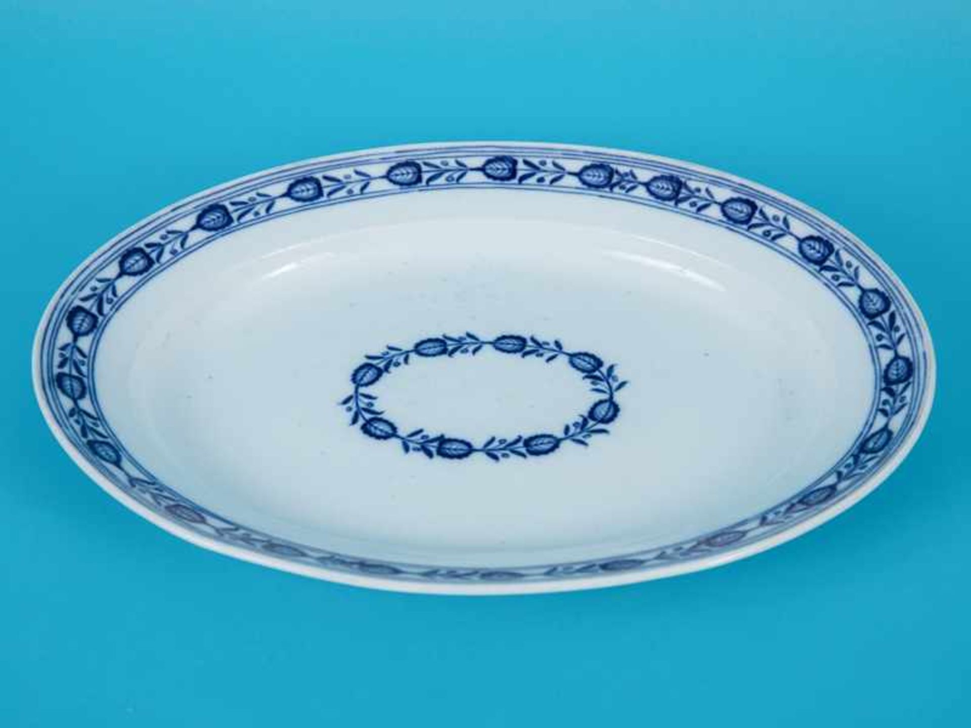 Platte mit Blatt-Bordürendekor, Meissen, Ende 19. Jh. Weißporzellan mit unter Glasur blauem Dekor;