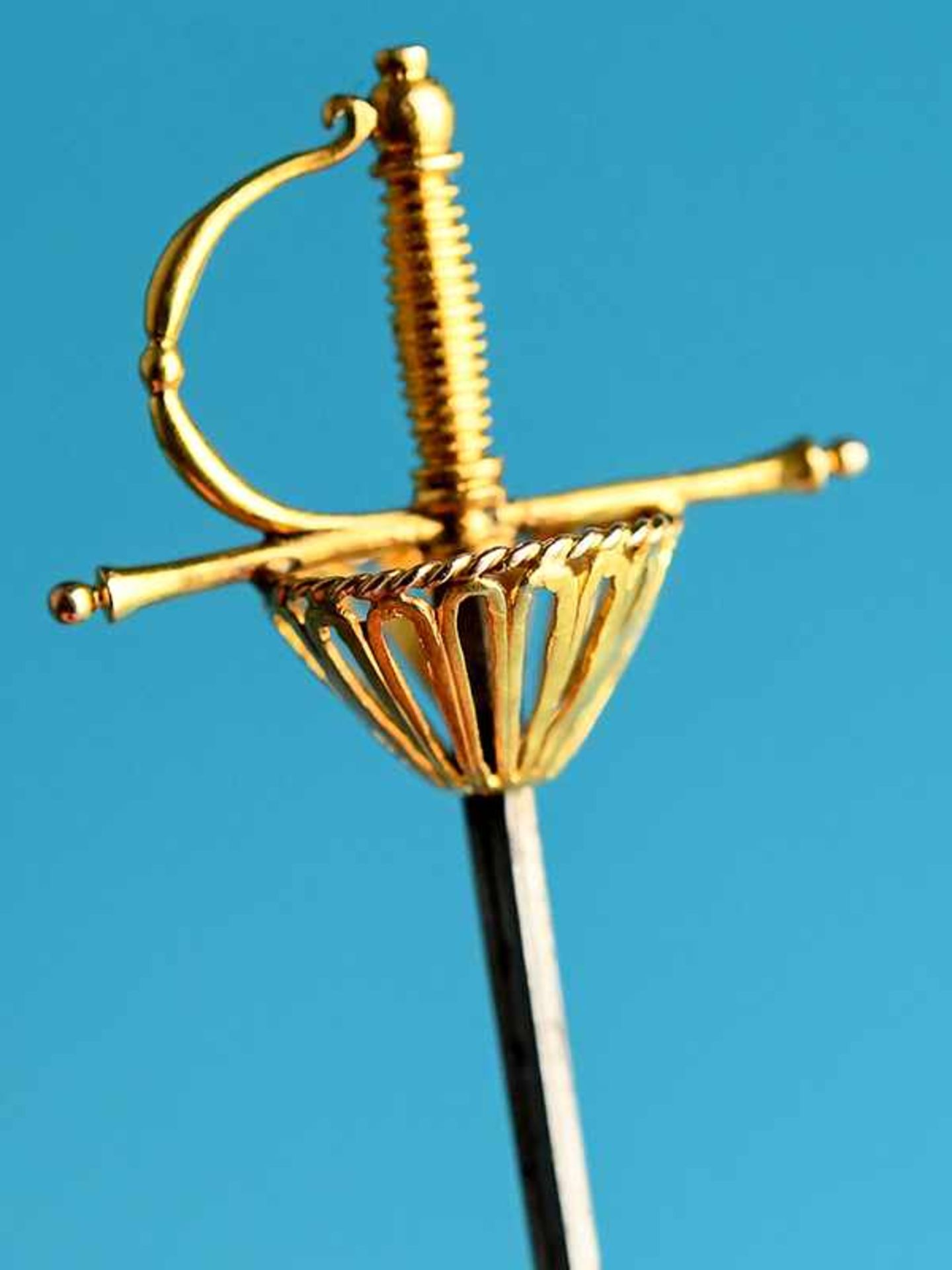 Reviernadel in Form eines Miniatur-Säbels, 19. Jh. 750/- Gelbgold und Stahl. Gesamtgewicht ca. 2,1 - Bild 2 aus 2