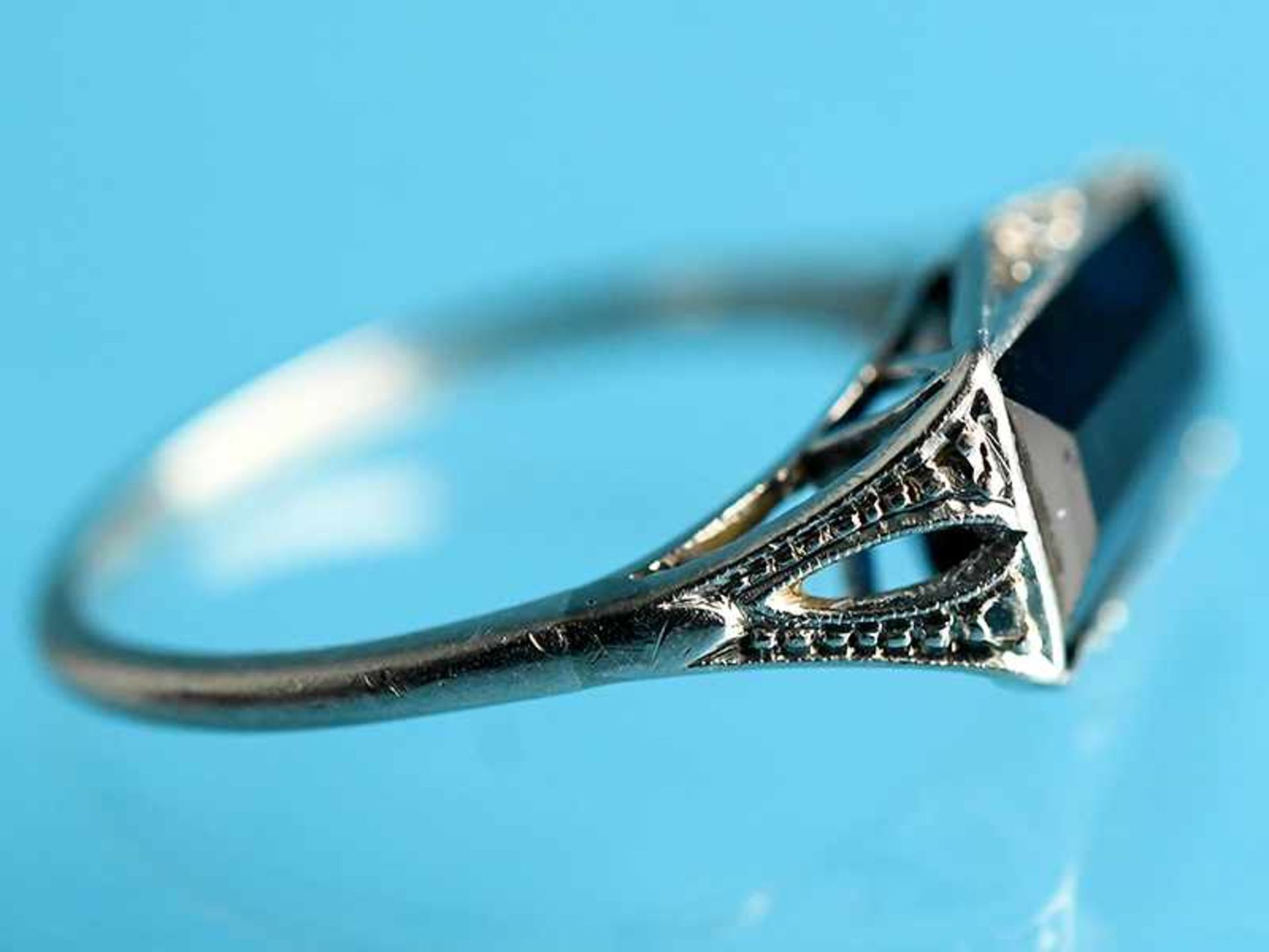 Ring mit Saphir in hochwertiger Qualität ca. 3,1 ct und 6 kleinen Diamantrosen, zusammen ca. 0,02 - Image 4 of 5